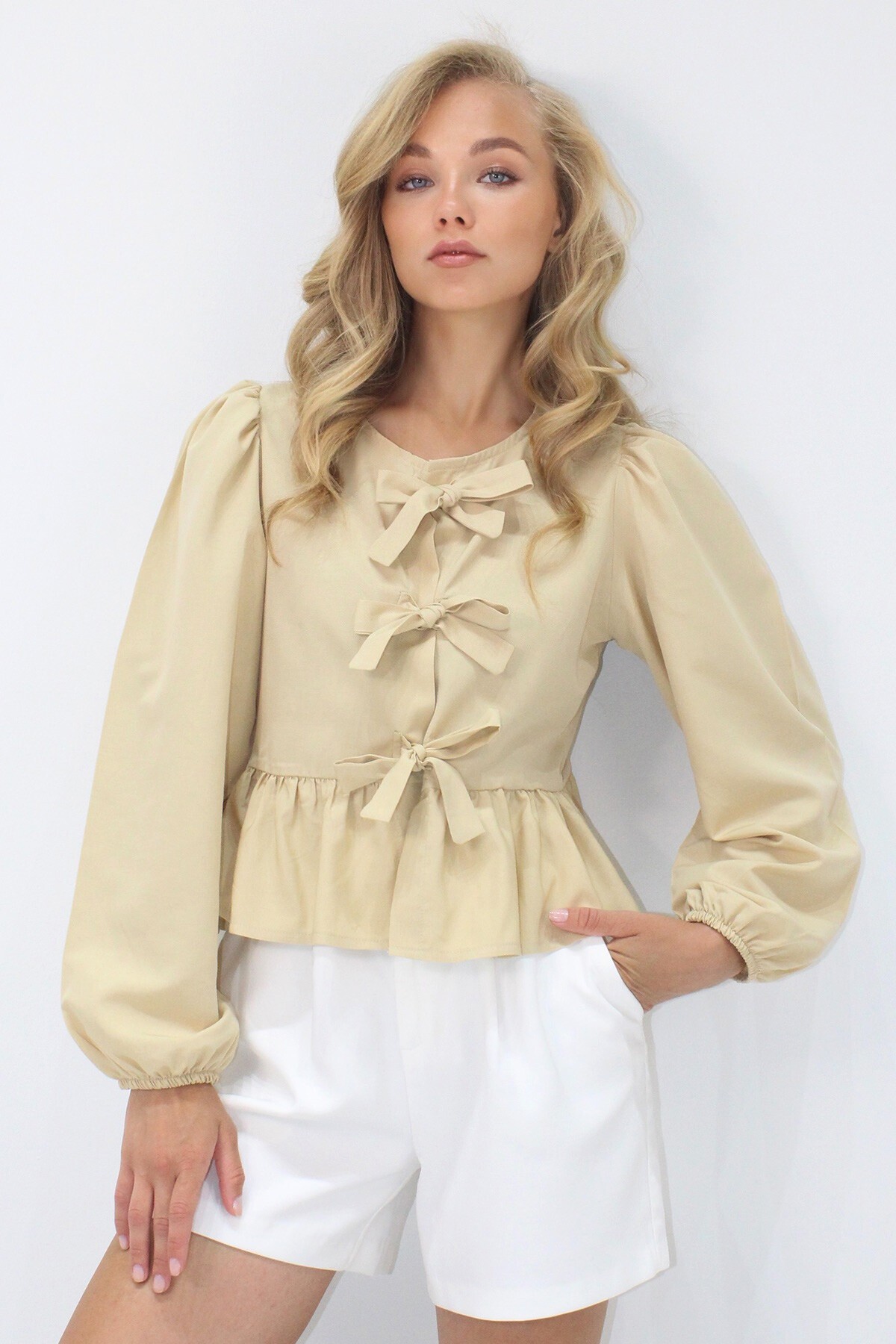 Bej Bisiklet Yaka Fiyonk Bağlamalı Prenses Kol Poplin Bluz