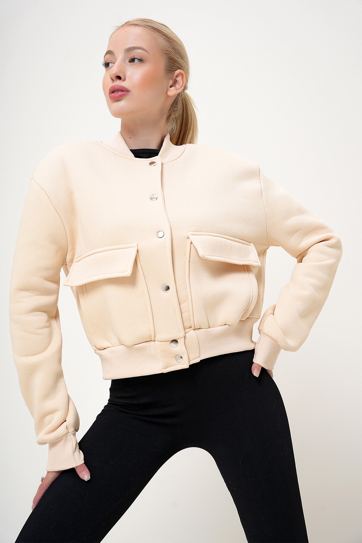 Bej Çıt Çıt Kapamalı Çift Cepli İçi Şardonlu Crop Ceket