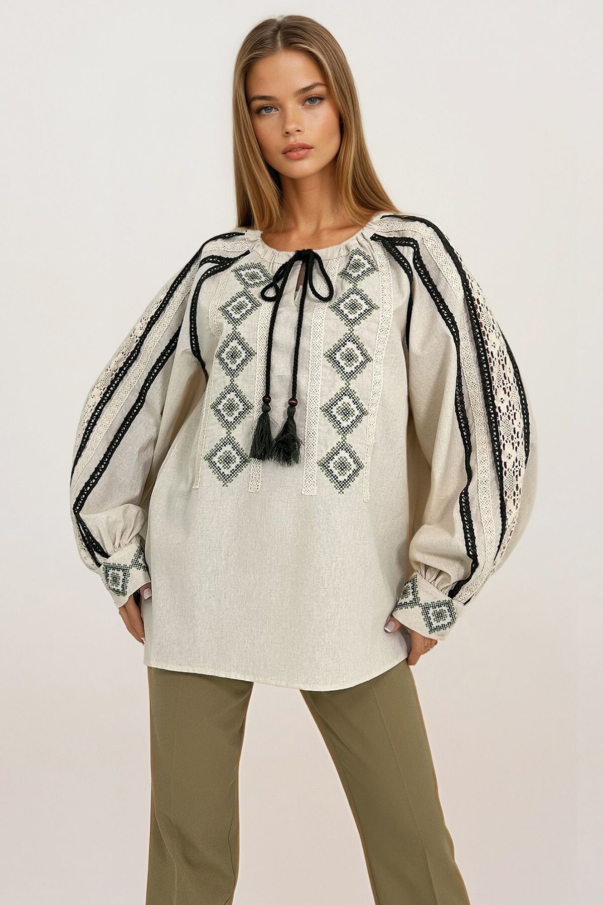 Bej Nakışlı Bağcıklı Bluz