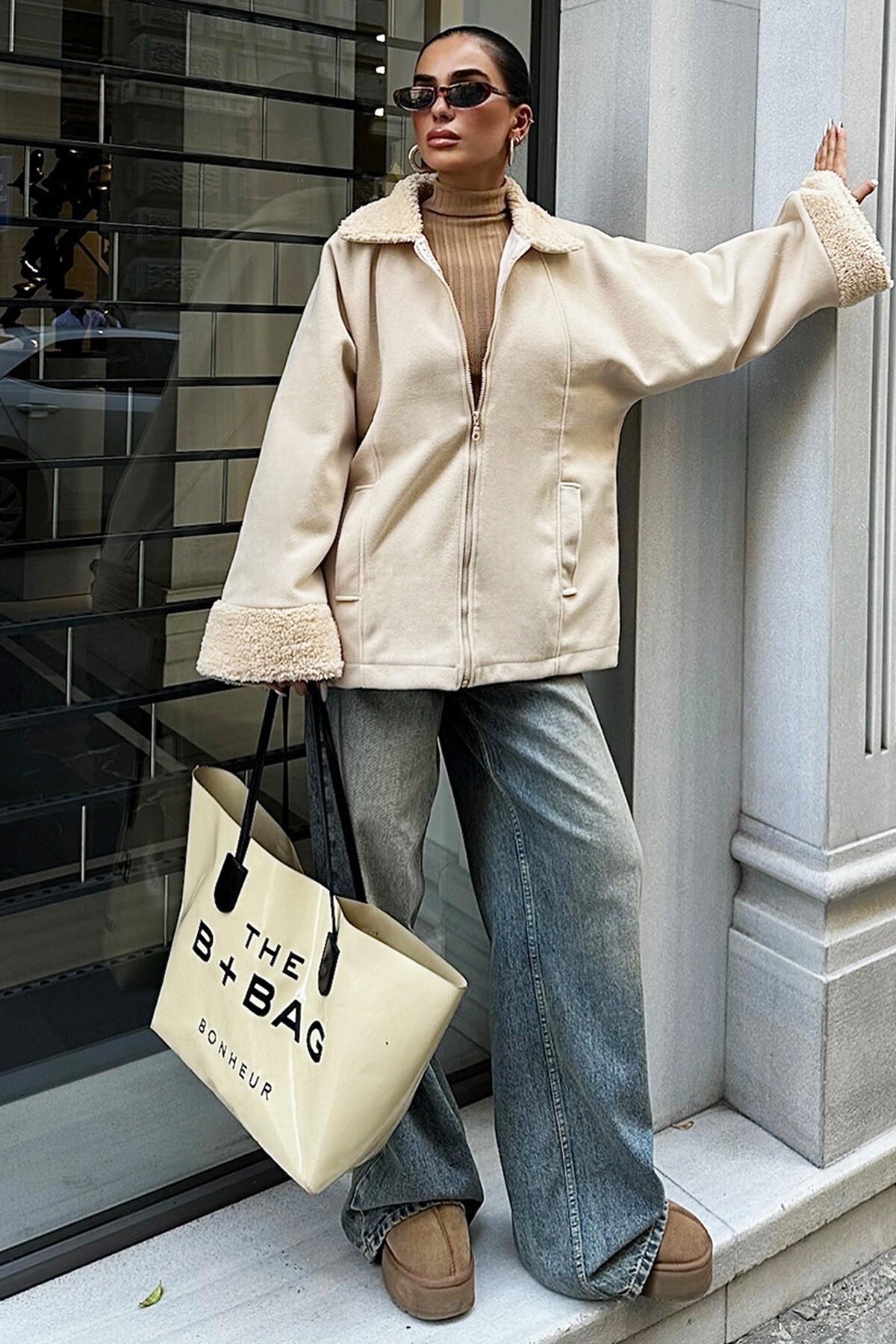 Bej Peluş Detaylı Kaşe Ceket