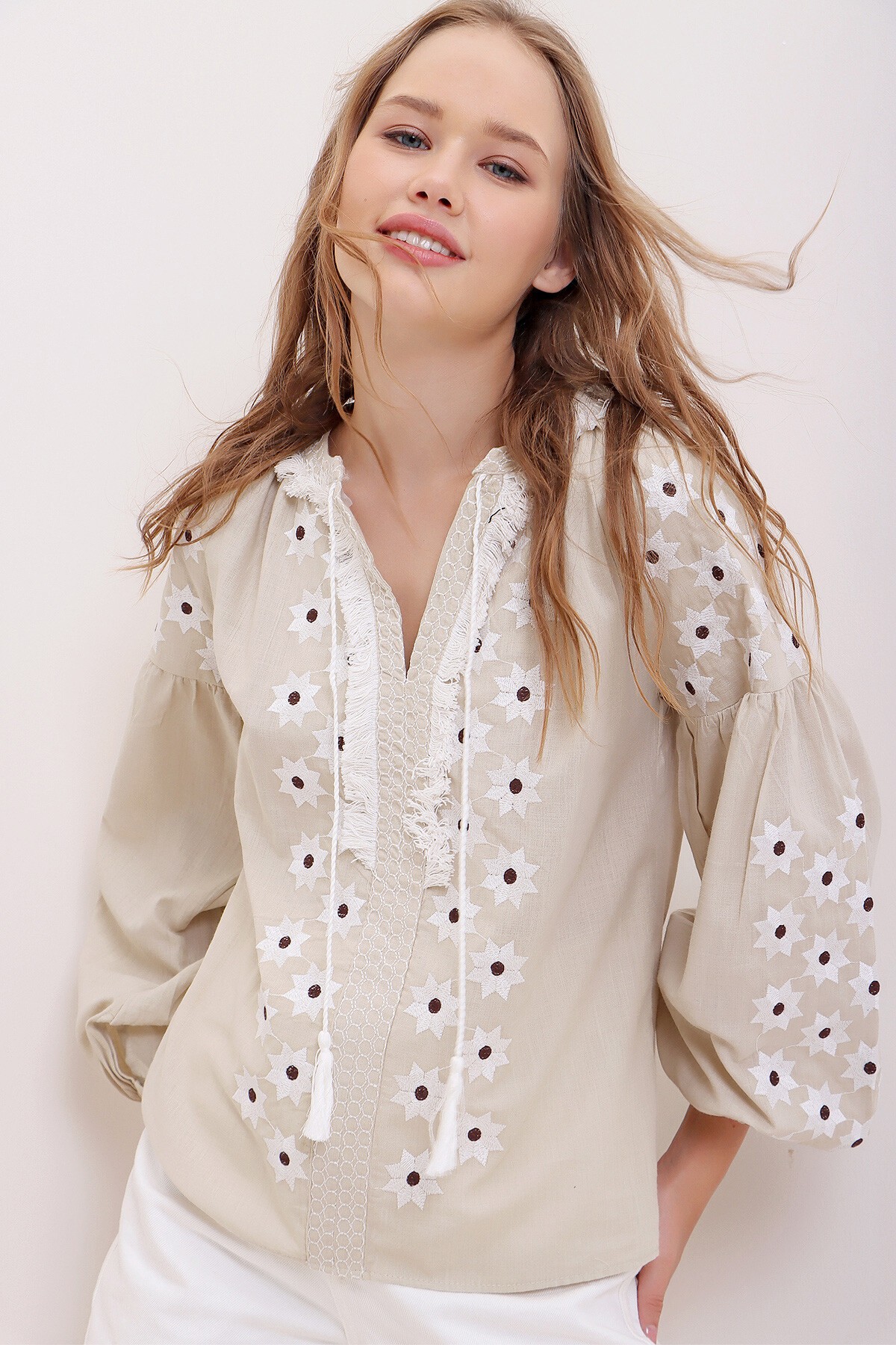 Bej Püskül Detaylı Nakış İşlemeli Pamuk Bluz