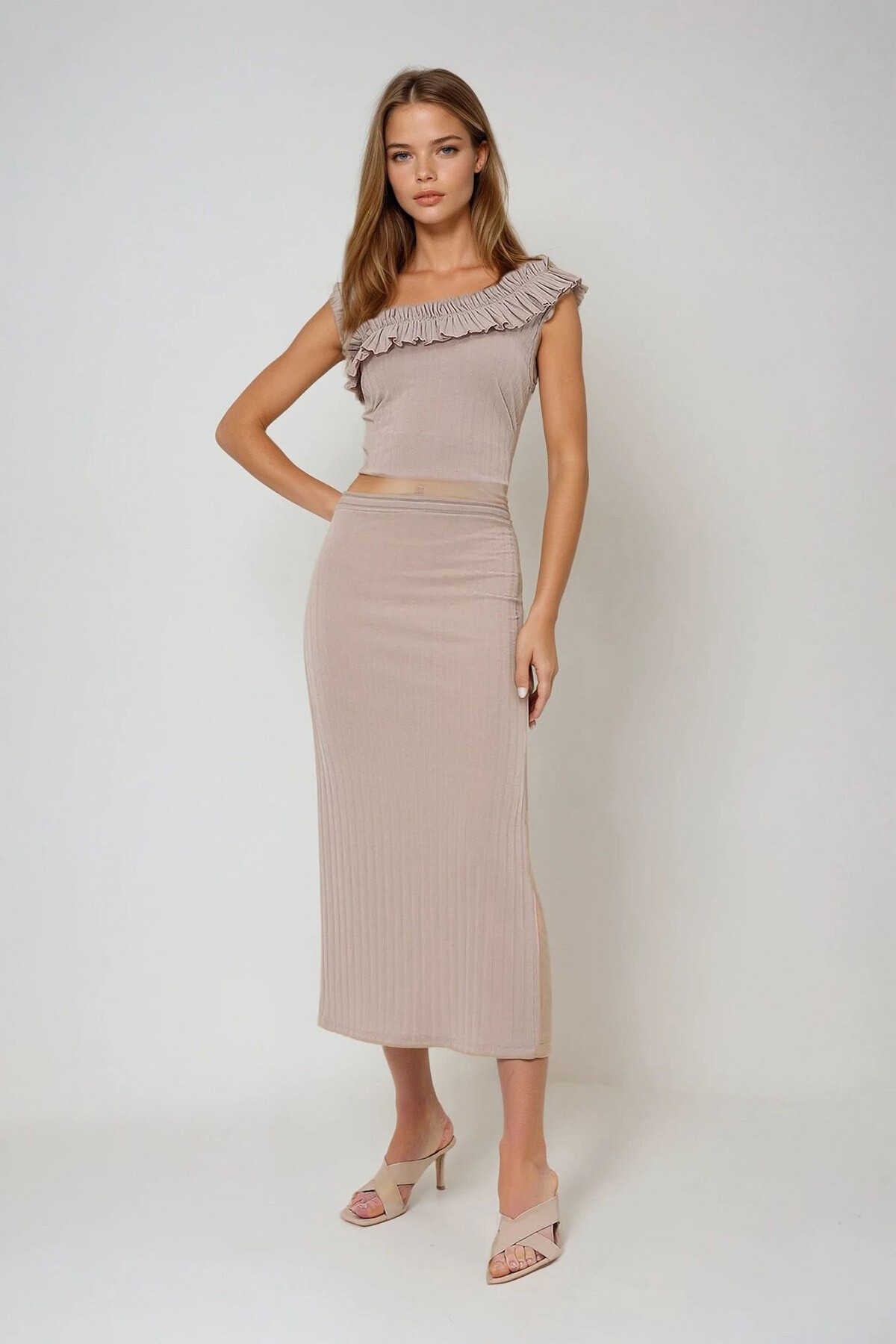 Bej Tek Omuz Askılı Fırfırlı Bluz Ve Yırtmaçlı Etek Takım