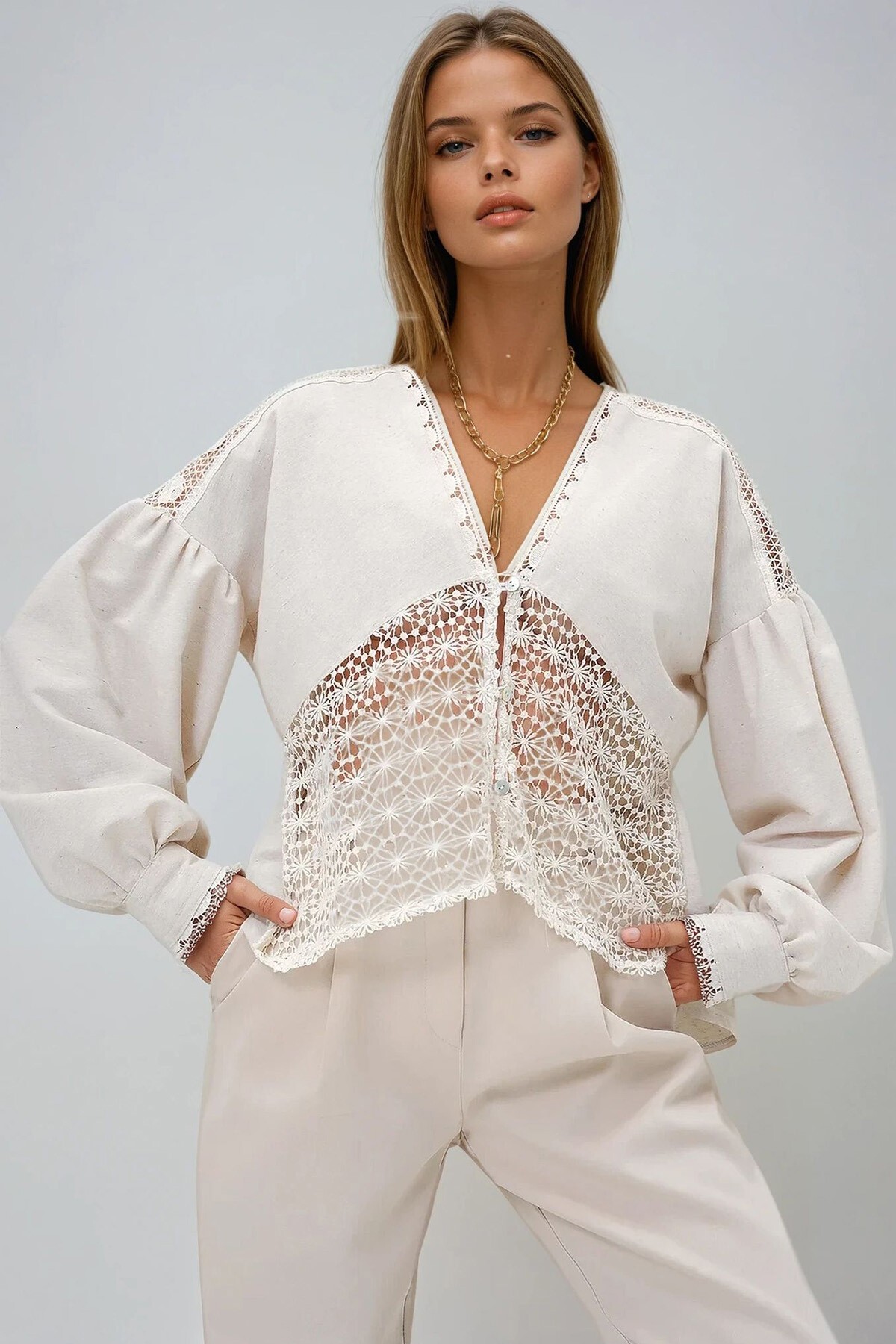 Bej V Yaka Güpür Detaylı Balon Kol Önü Düğmeli Keten Bluz