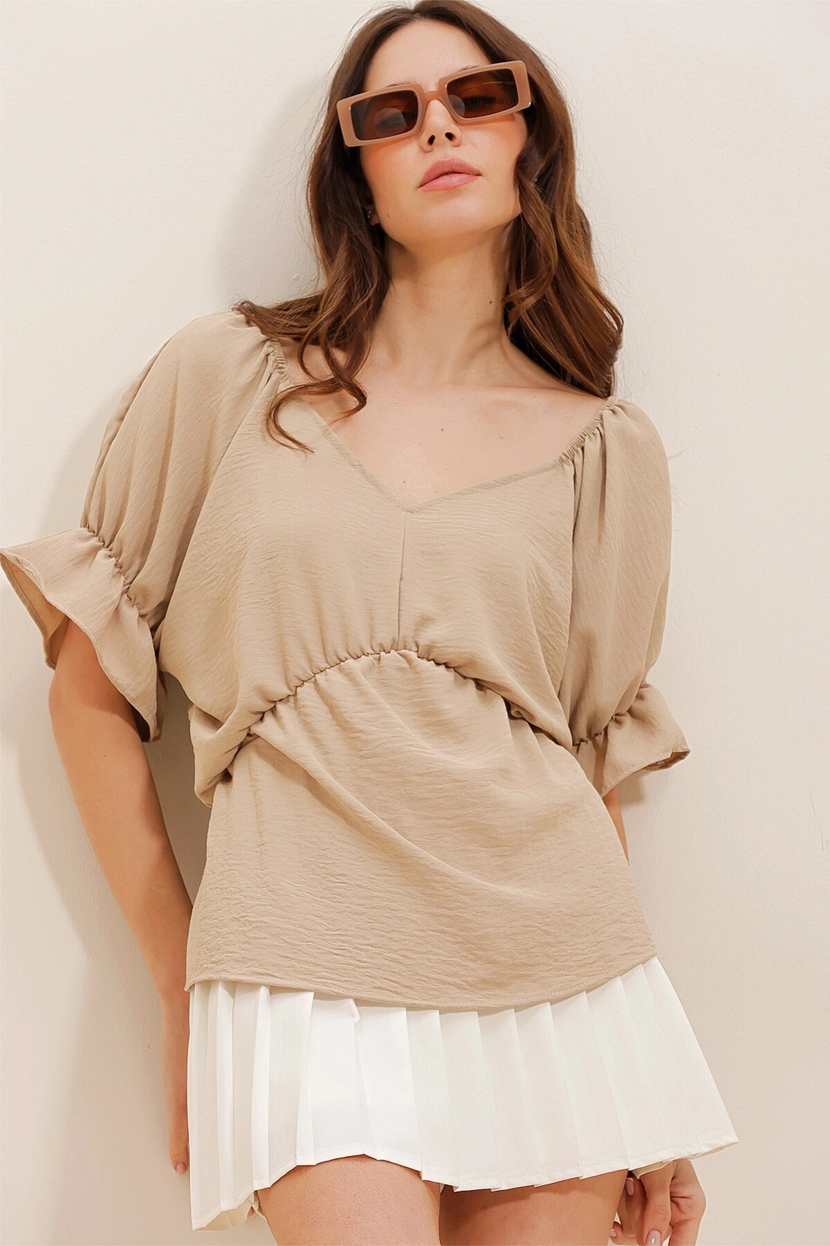 Bej V Yaka Kolları Volanlı Aerobin Bluz