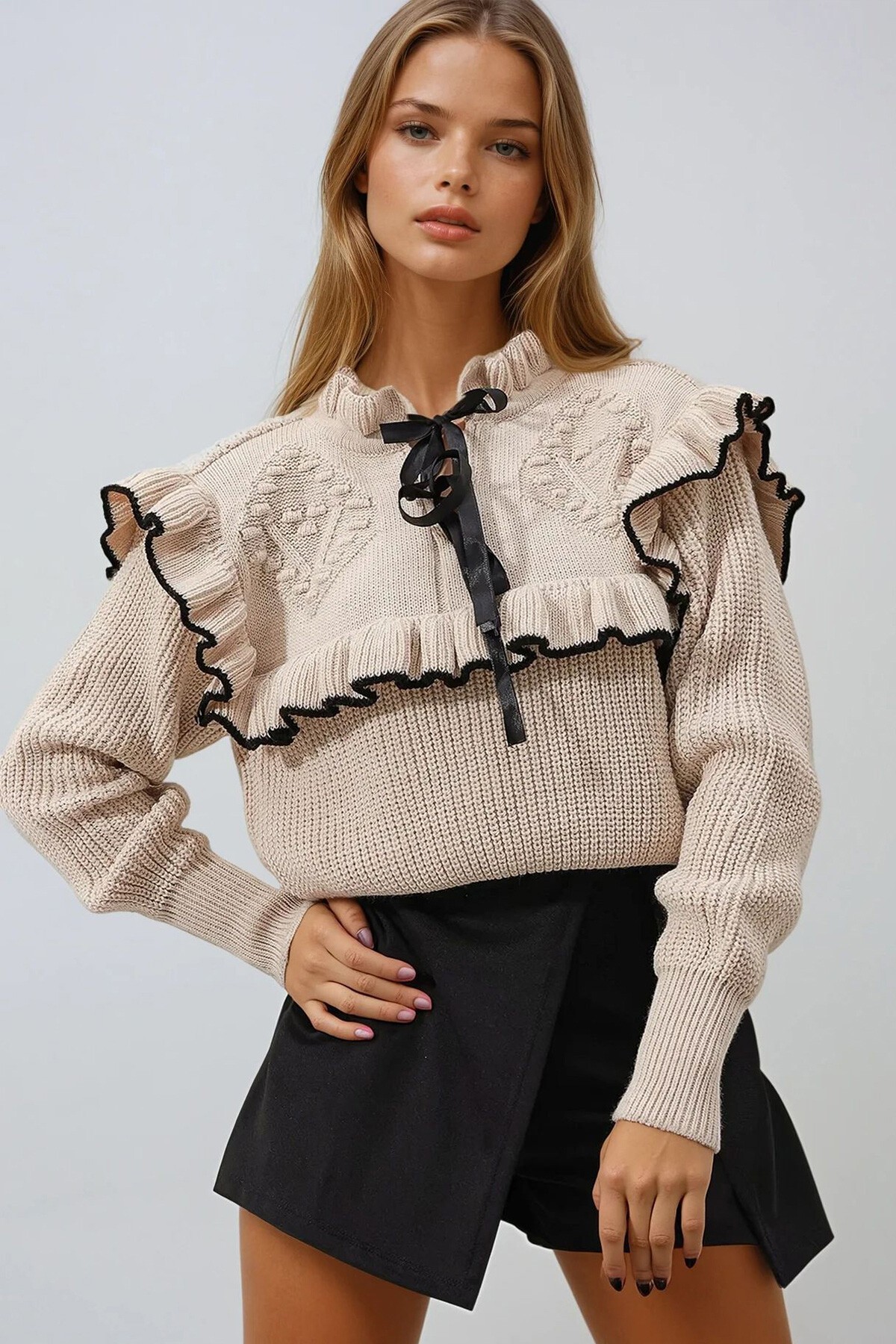 Bej Yaka Bağlama Detaylı Fırfırlı Selanik Örgü Crop Kazak