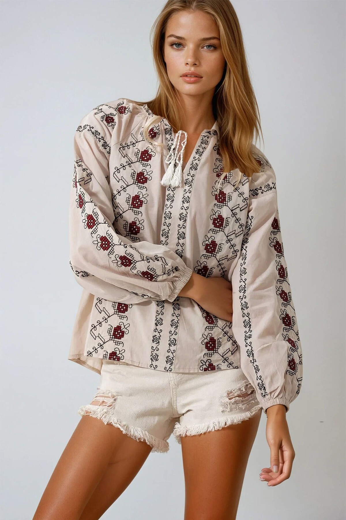 Bej Yırtmaç Yaka Full Nakışlı Dokuma Bluz