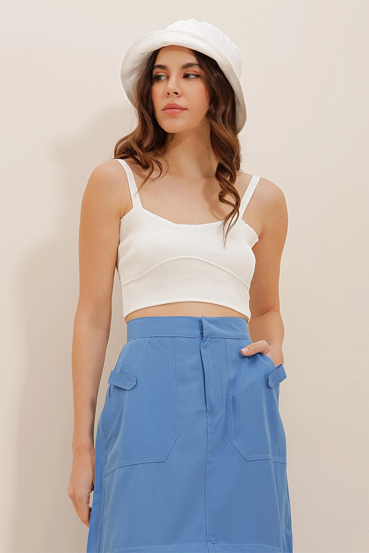 Beyaz Askılı Öpücük Yaka Crop Triko Bluz