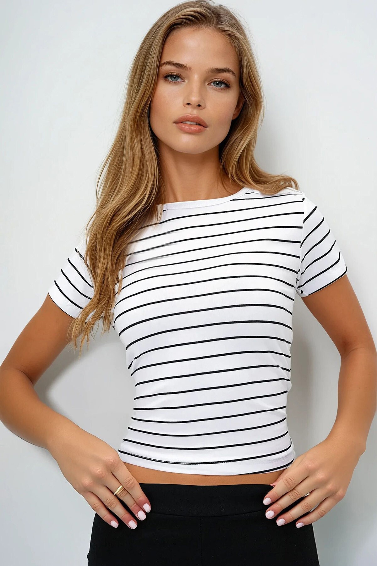 Beyaz Bisiklet Yaka Çizgili T Shırt