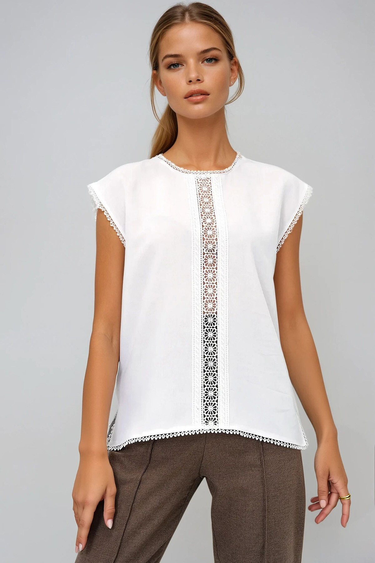 Beyaz Bisiklet Yaka Fisto Detaylı Bluz