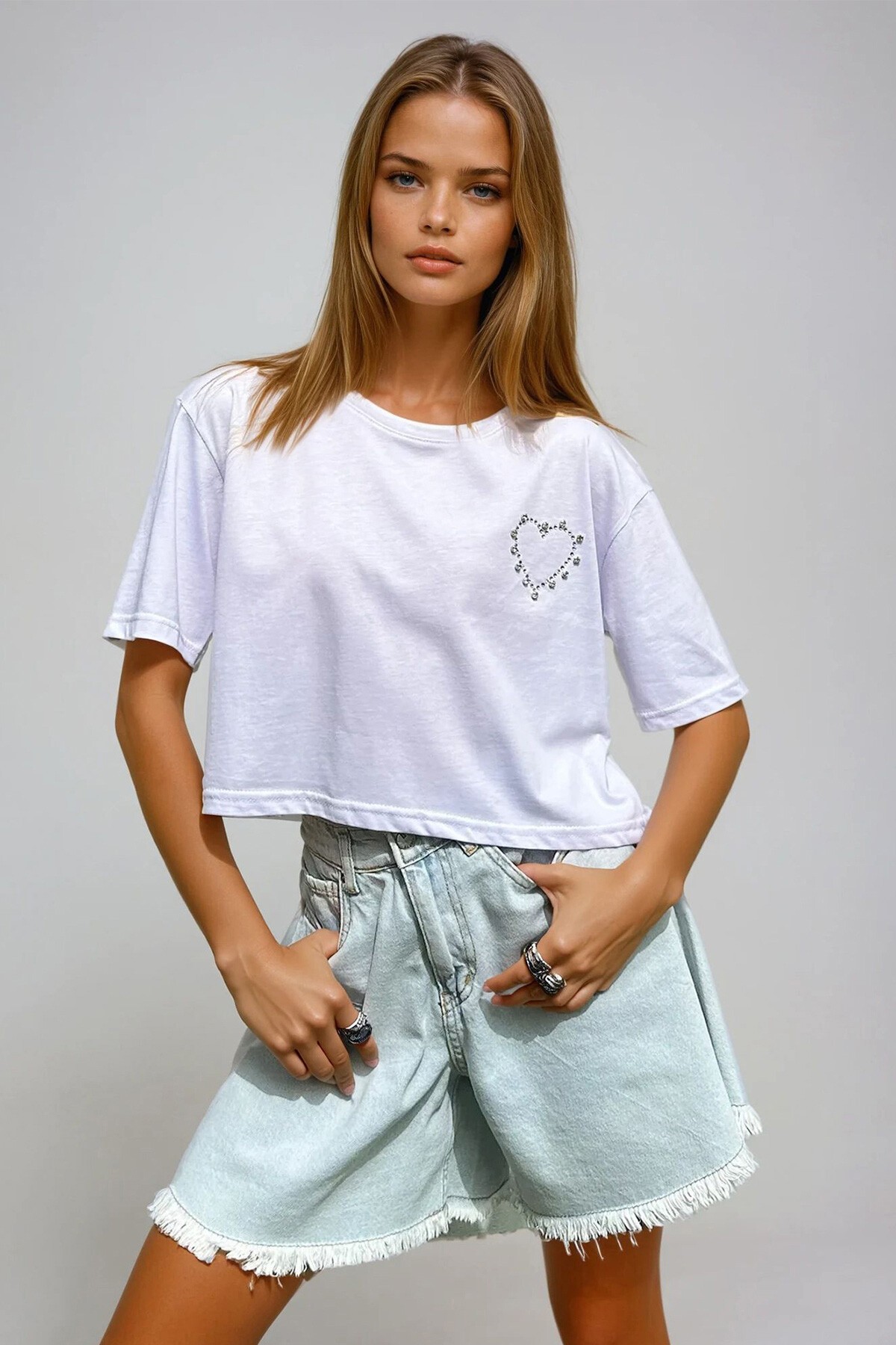 Beyaz Bisiklet Yaka Kalp Taşlı Crop T Shirt