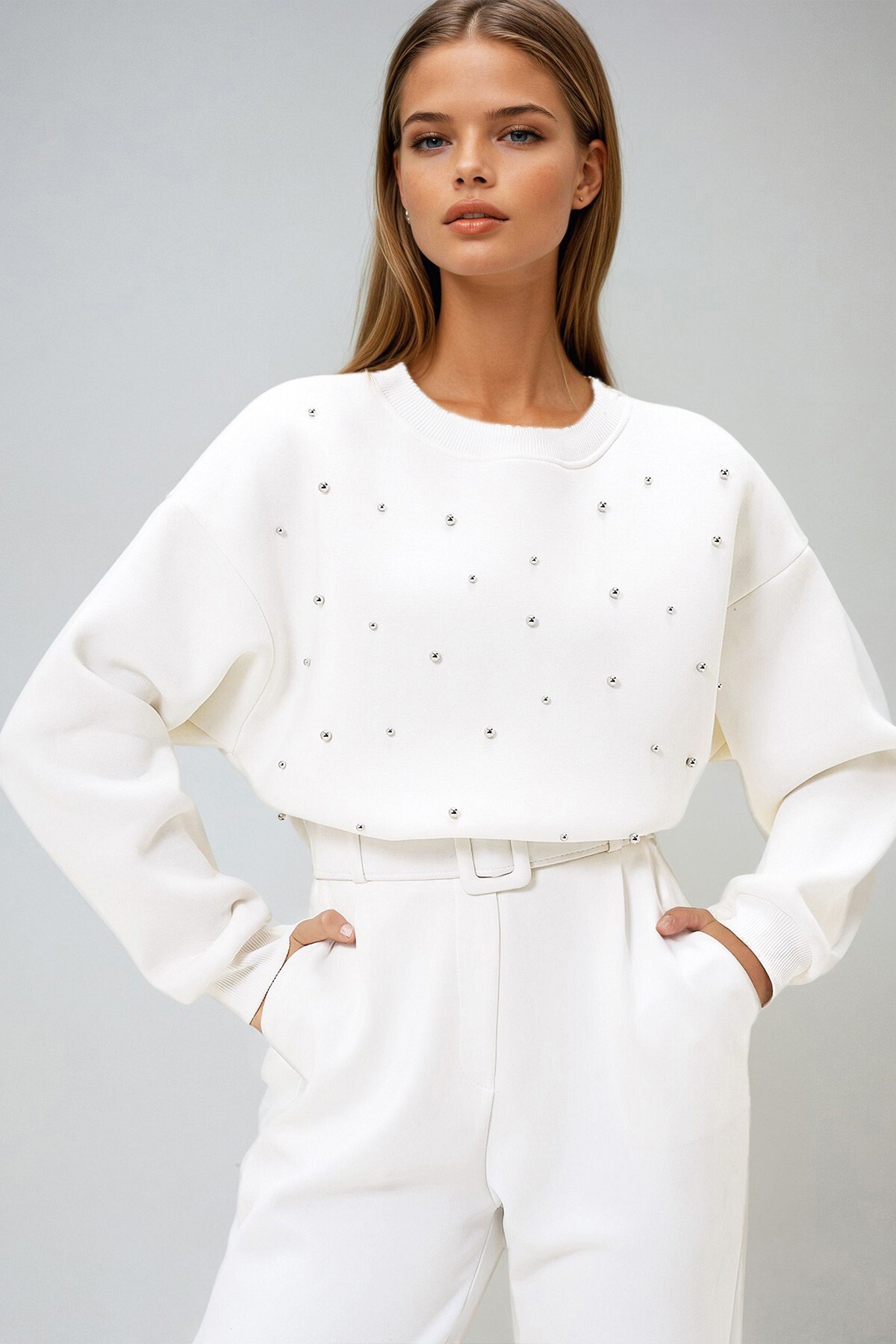 Beyaz Bisiklet Yaka Önü İnci Çakmalı Üç İplik Şardonlu Sweatshırt