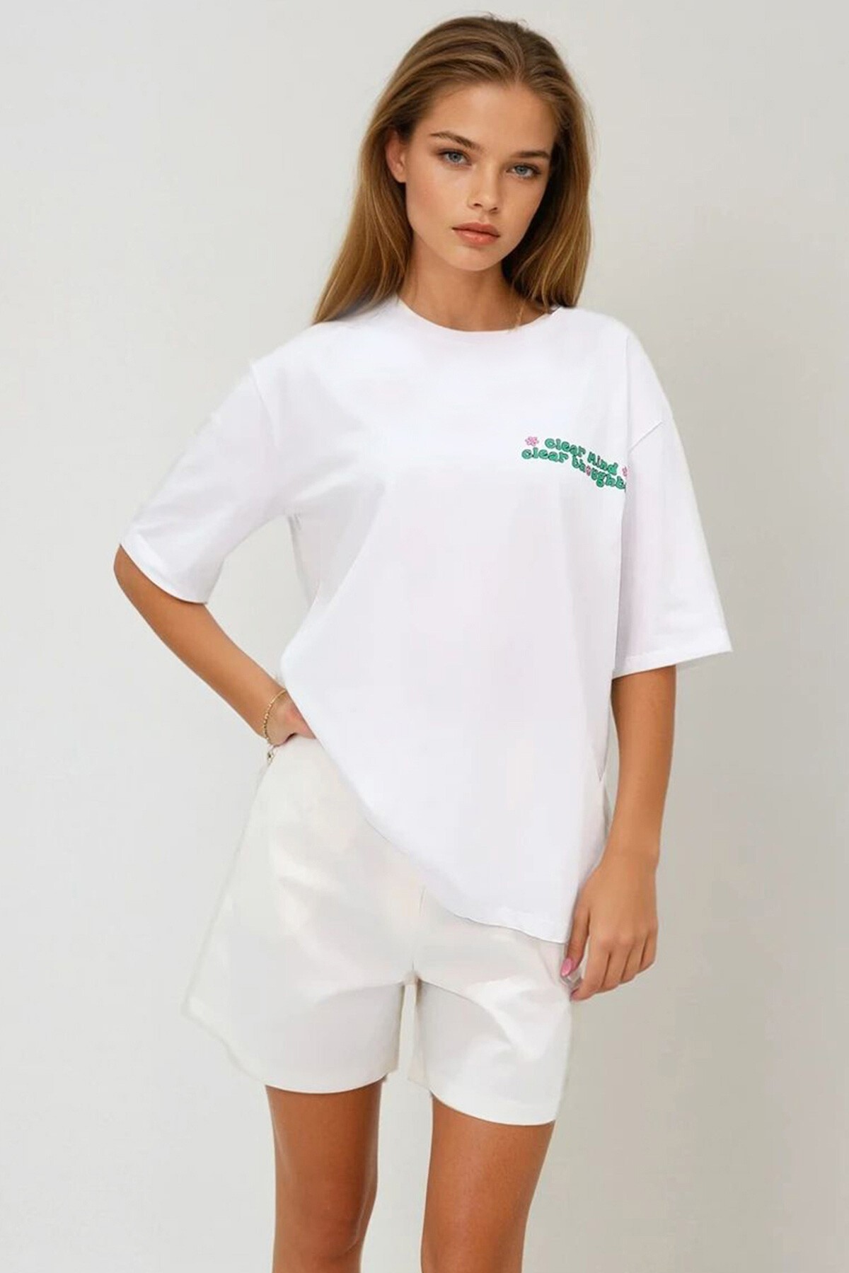 Beyaz Bisiklet Yaka Önü Ve Arkası Flok Baskılı %100 Pamuk Oversize T Shirt