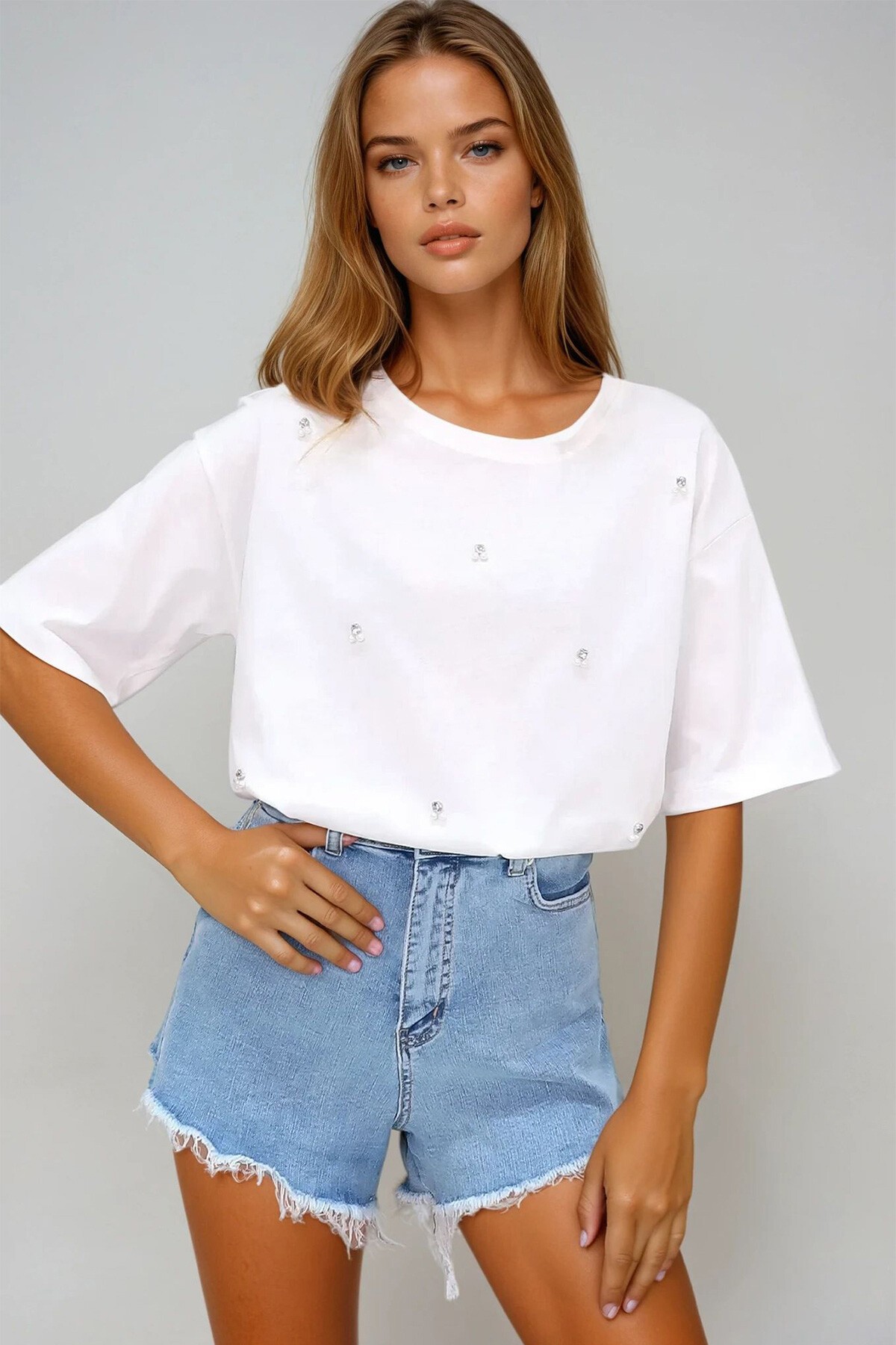 Beyaz Bisiklet Yaka Oversize İnci Ve Taş İşlemeli T Shirt
