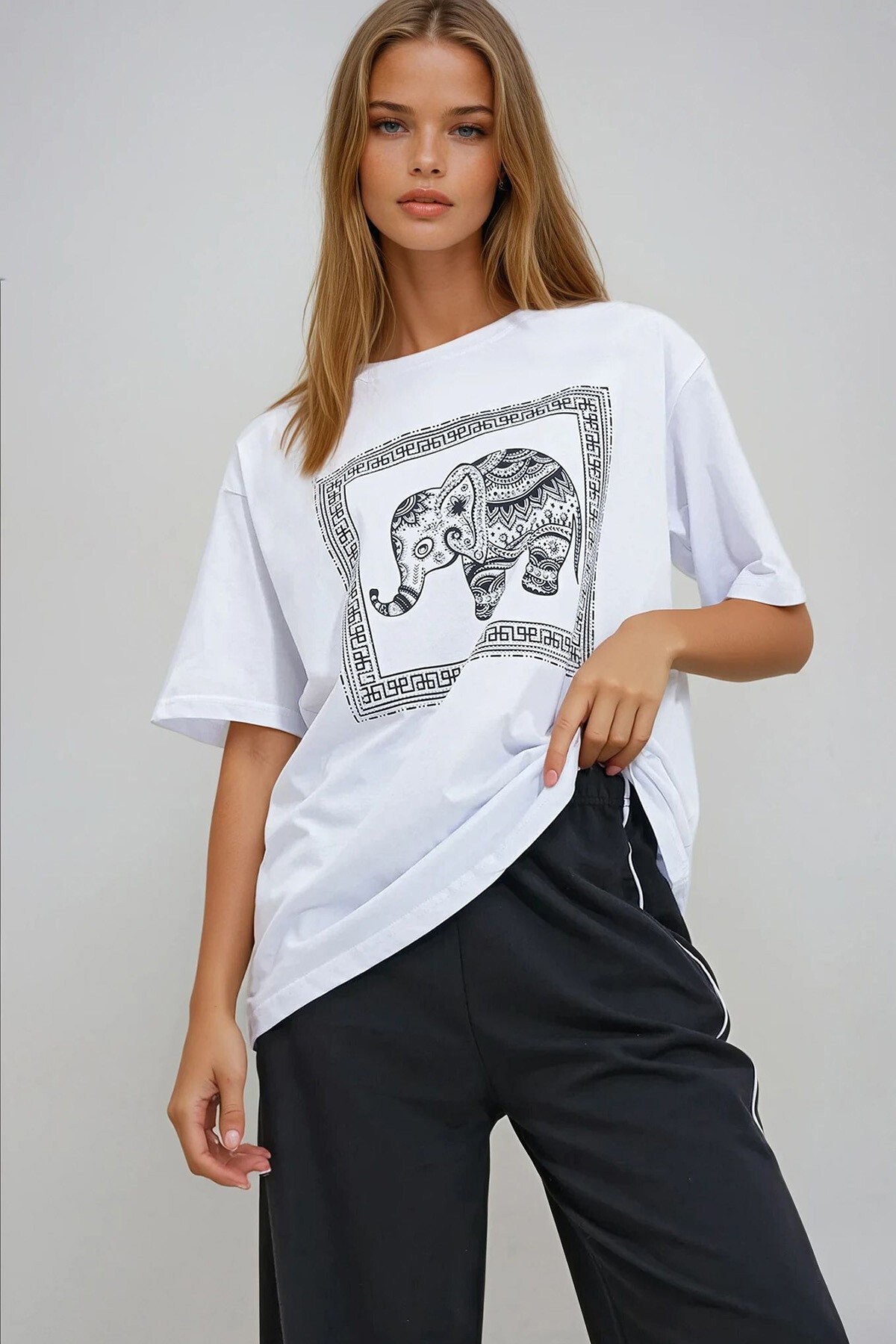 Beyaz Bisiklet Yaka Taşlı Fil Baskılı Oversize T Shirt