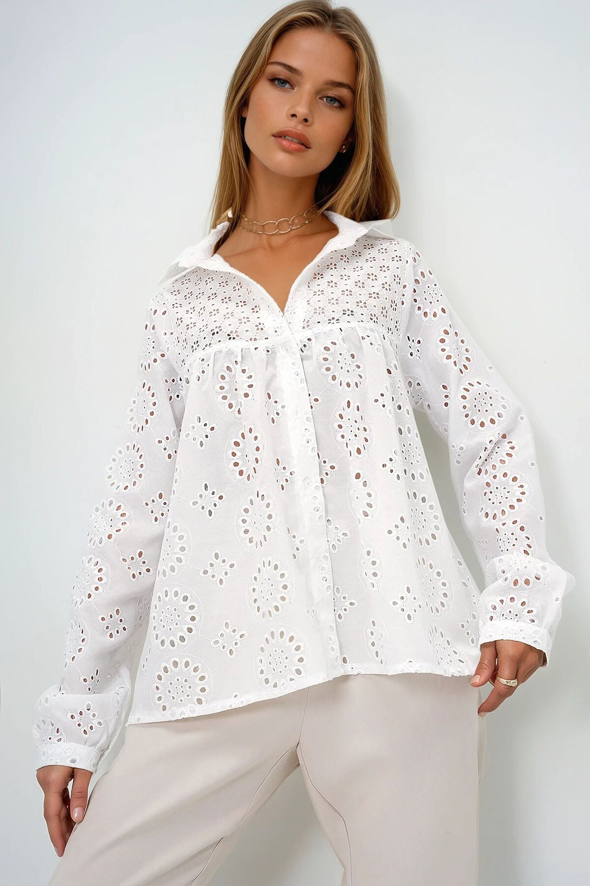 Beyaz Delik Ajurlu Robası Fisto Detaylı Nakış İşlemeli Dokuma Gömlek