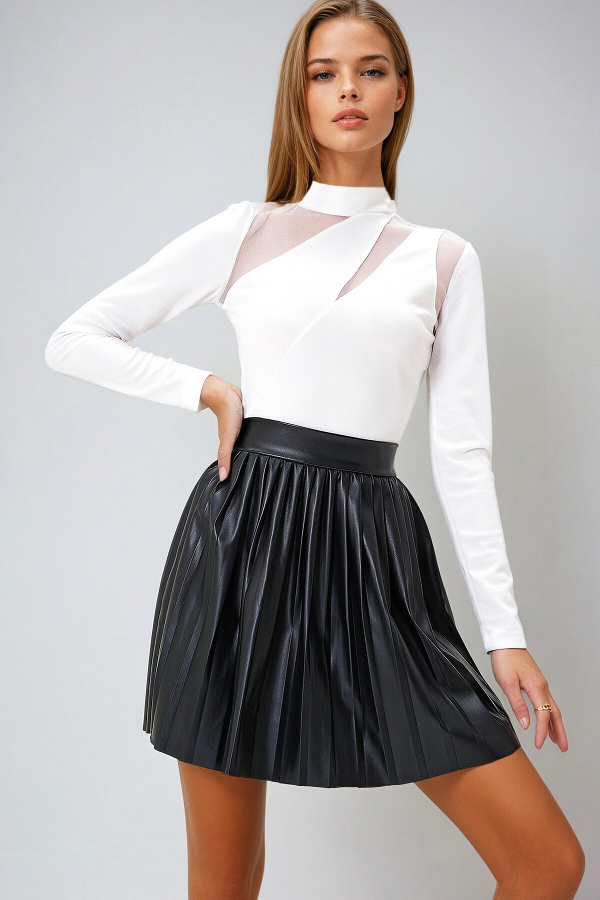 Beyaz Dik Yaka Cut Out File Detaylı Örme Crep Bluz