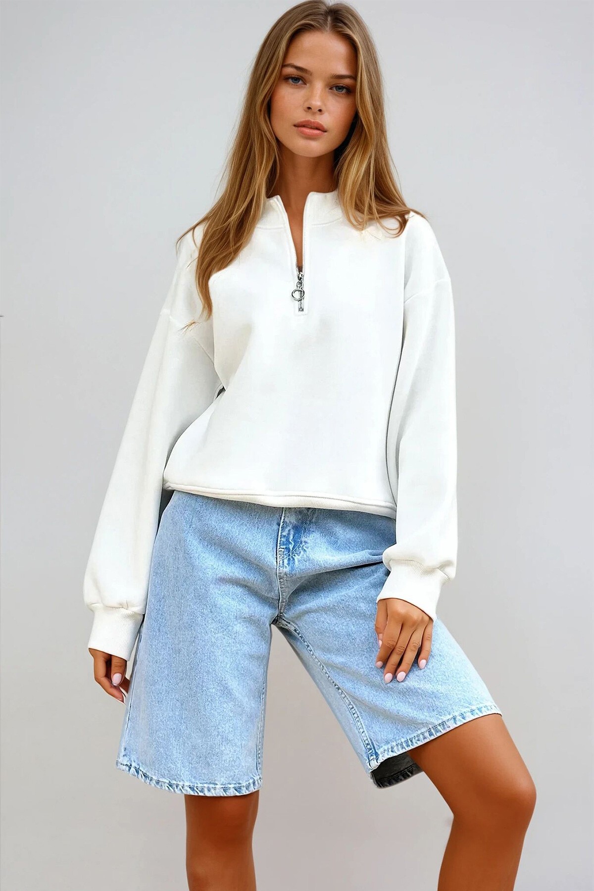 Beyaz Dik Yaka Fermuarlı İçi Şardonlu 3 İplik Crop Sweatshirt