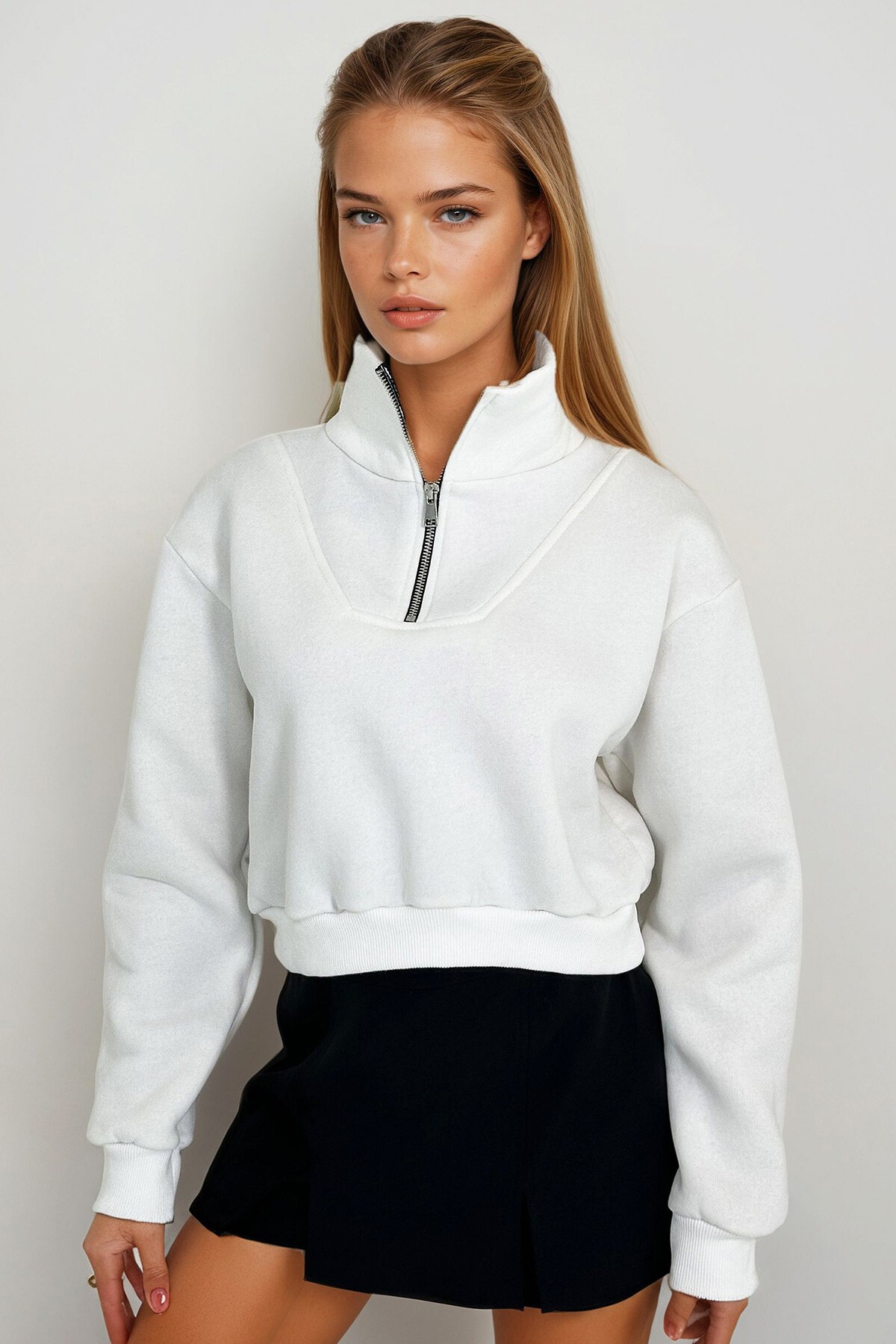 Beyaz Dik Yaka Fermuarlı Sweatshirt
