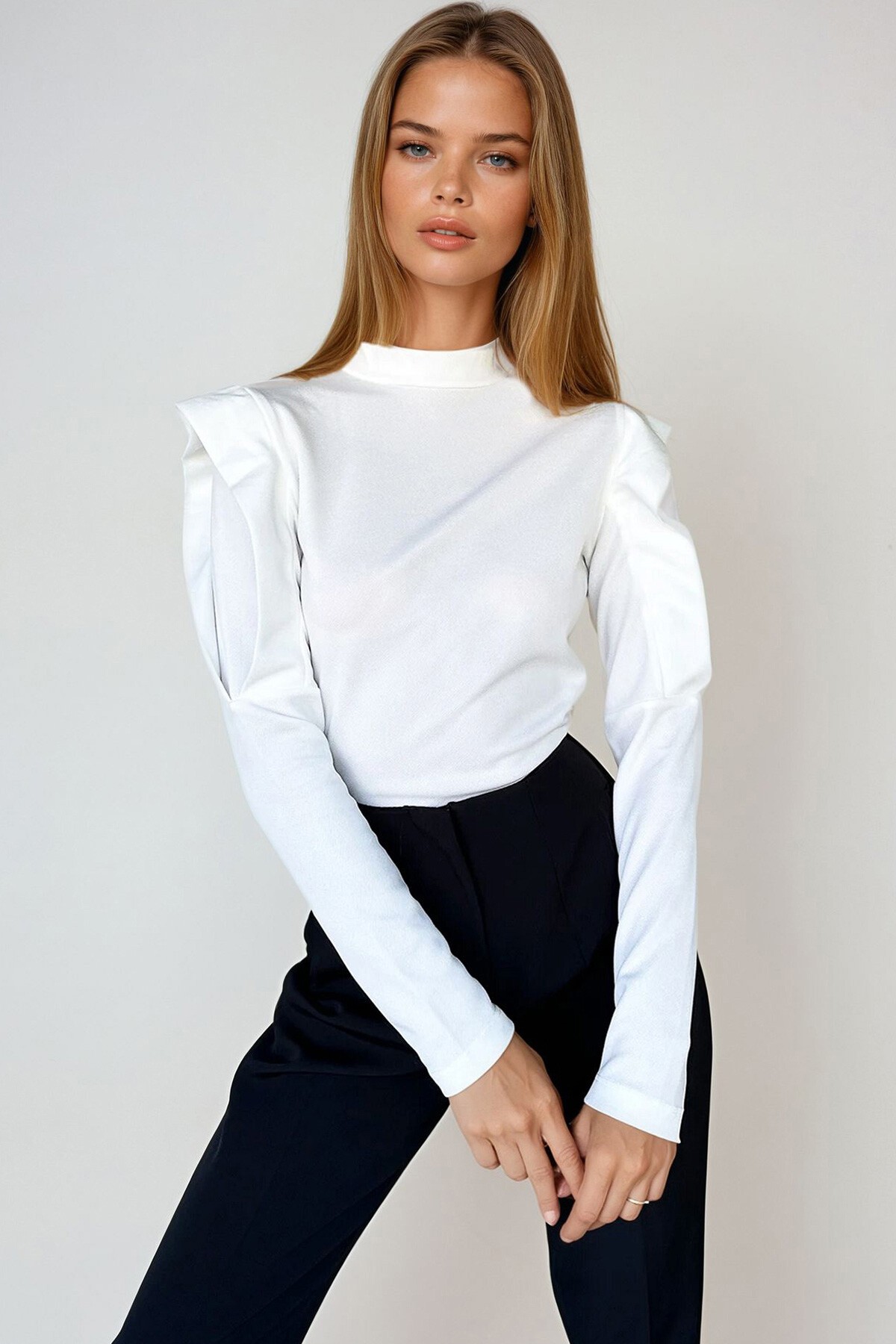 Beyaz Dik Yaka Kolları Volanlı Crep Örme Bluz
