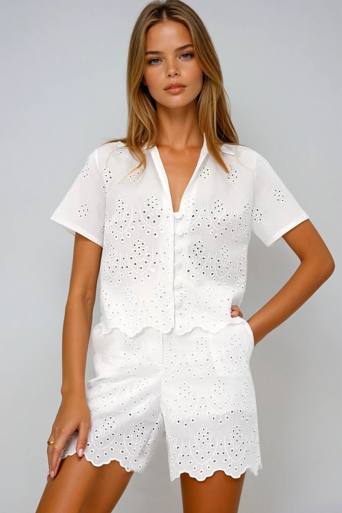 Beyaz Eteği Dilimli Fisto Dokuma Şort