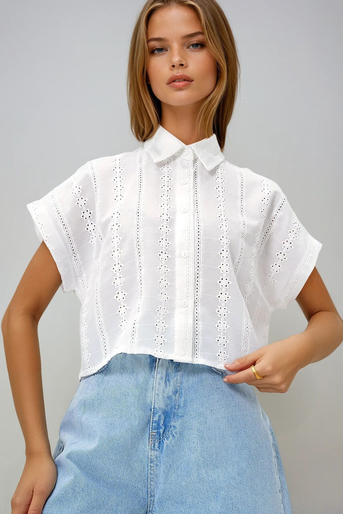 Beyaz Fisto Nakış İşlemeli Sıfır Kol Crop Dokuma Gömlek