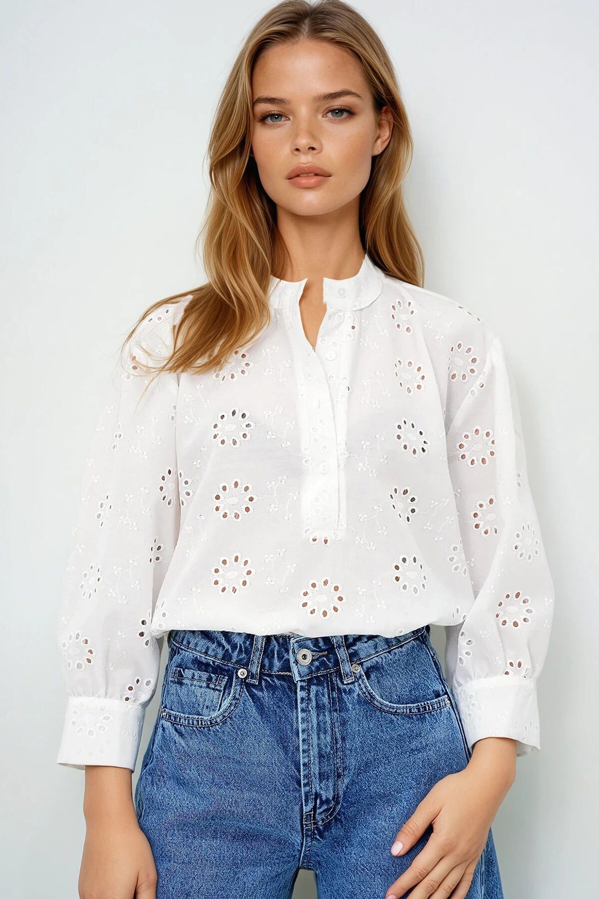 Beyaz Hakim Yaka Balon Kol Nakış İşlemeli Dokuma Bluz