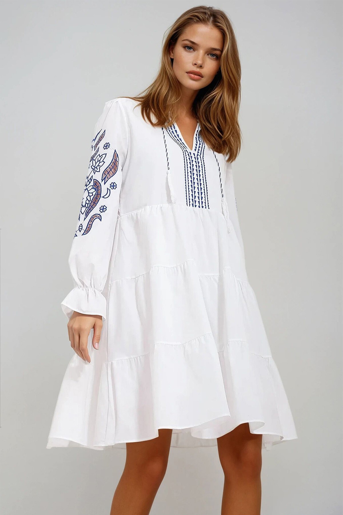 Beyaz Hakim Yaka İçi Astarlı Nakış İşlemeli Elbise