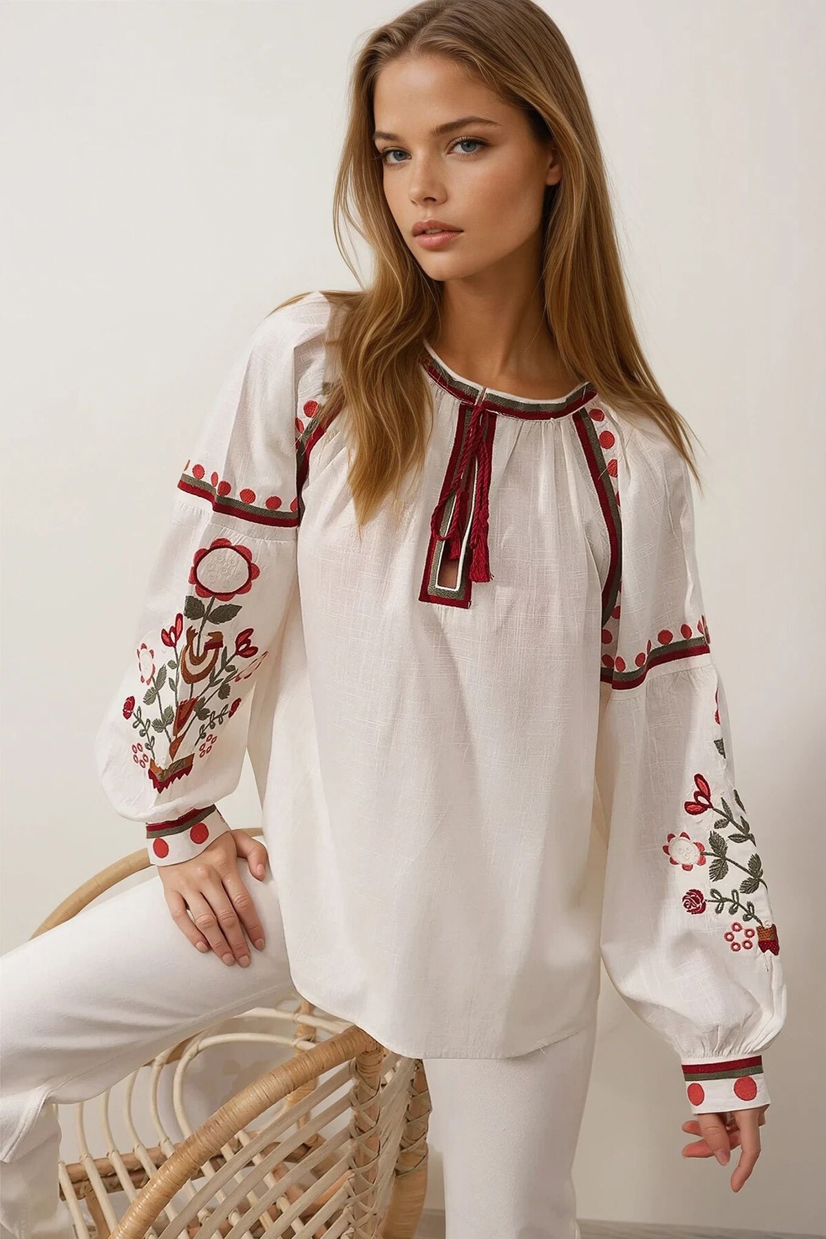 Beyaz Hakim Yaka Kolları Nakışlı Bağcıklı Oversize Keten Bluz
