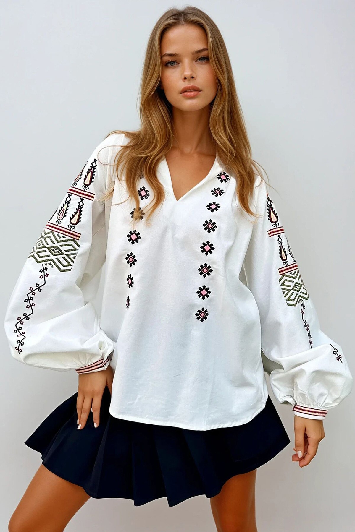 Beyaz Hakim Yaka Nakışlı Balon Kol Poplin Dokuma Bluz