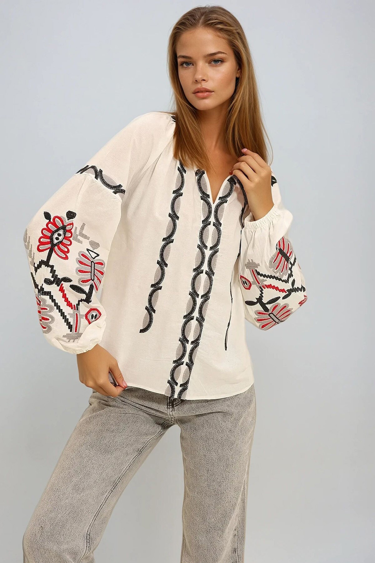 Beyaz Hakim Yaka Nakışlı Dokuma Bluz