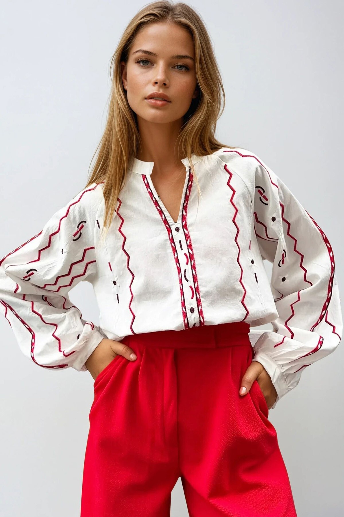 Beyaz Hakim Yaka Nakışlı Manşetli Dokuma Bluz