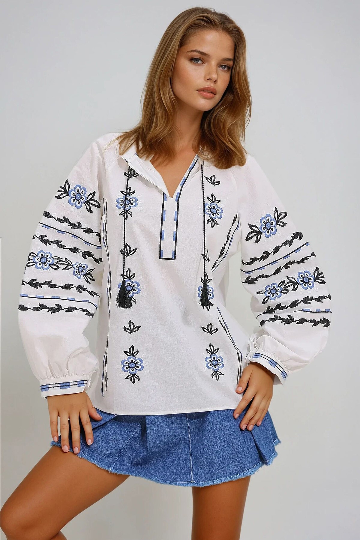 Beyaz Hakim Yaka Nakışlı Püsküllü Pamuklu Keten Dokuma Bluz