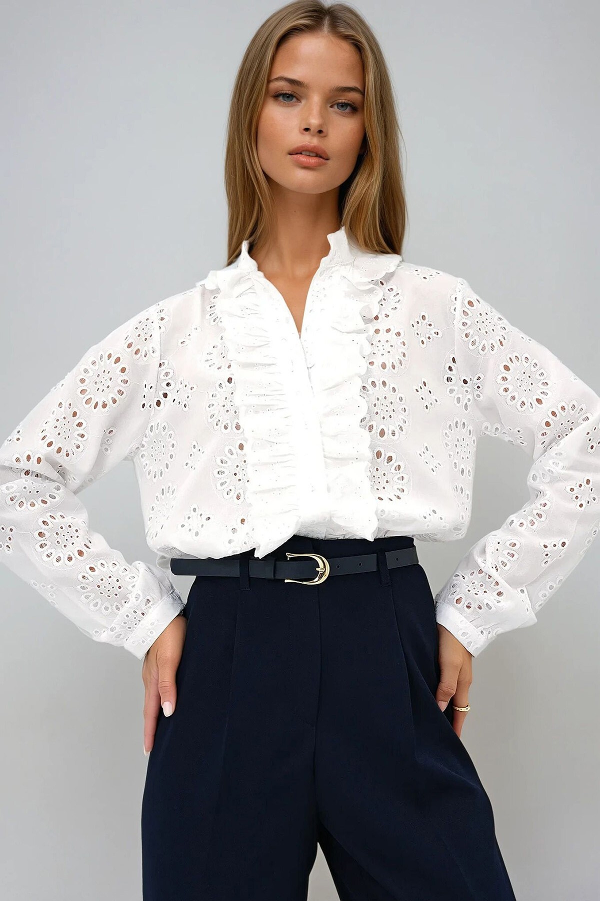 Beyaz Hakim Yaka Önü Fırfırlı Nakış İşlemeli Dokuma Gömlek