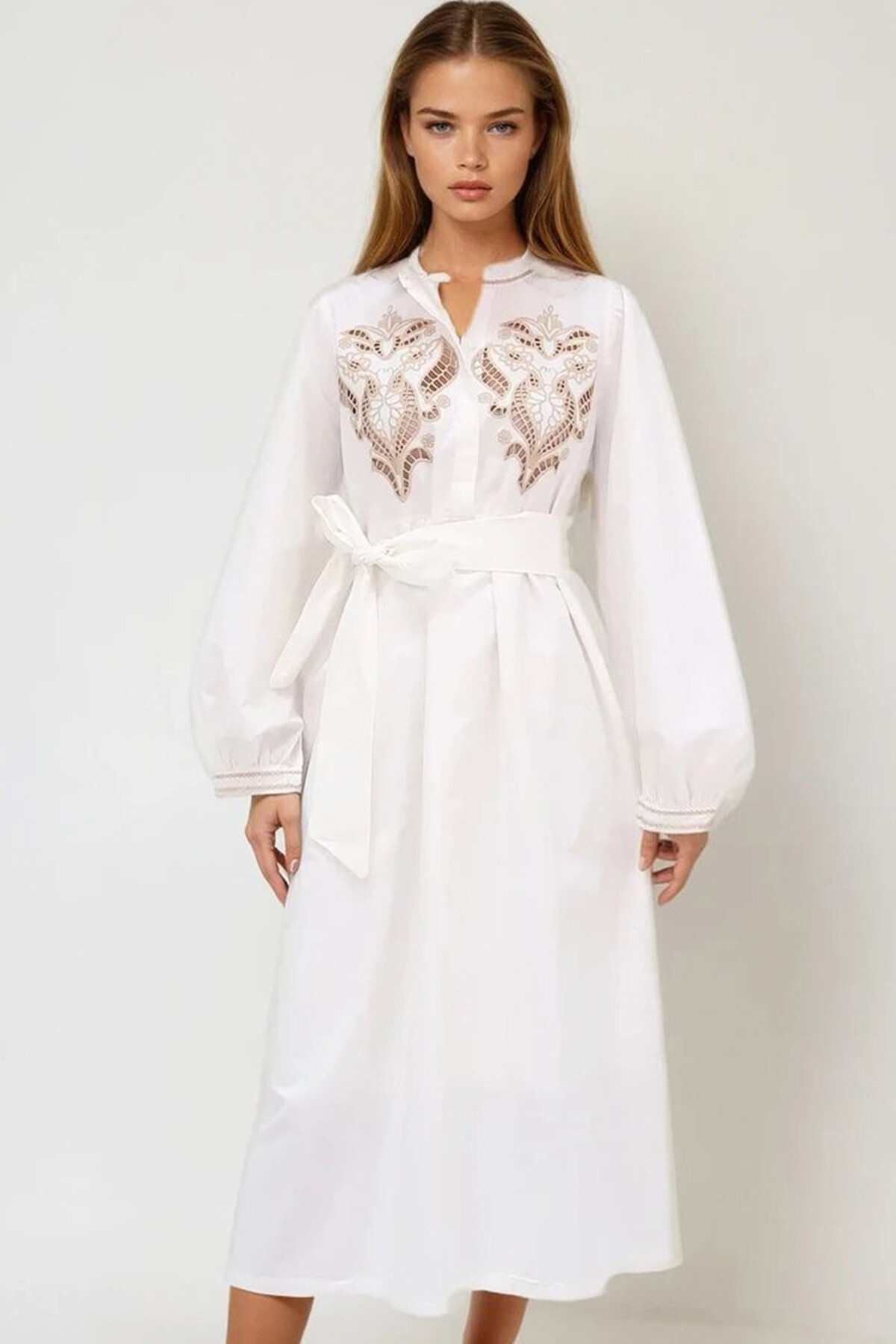 Beyaz Hakim Yaka Önü Nakışlı Balon Kol Kemerli Astarlı Dokuma Elbise