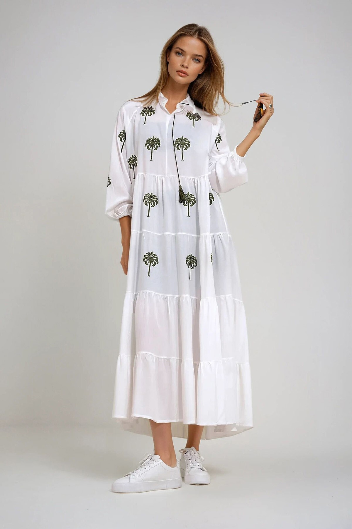 Beyaz Hakim Yaka Palmiye Nakışlı Kat Kat Volanlı Dokuma Viskon Elbise