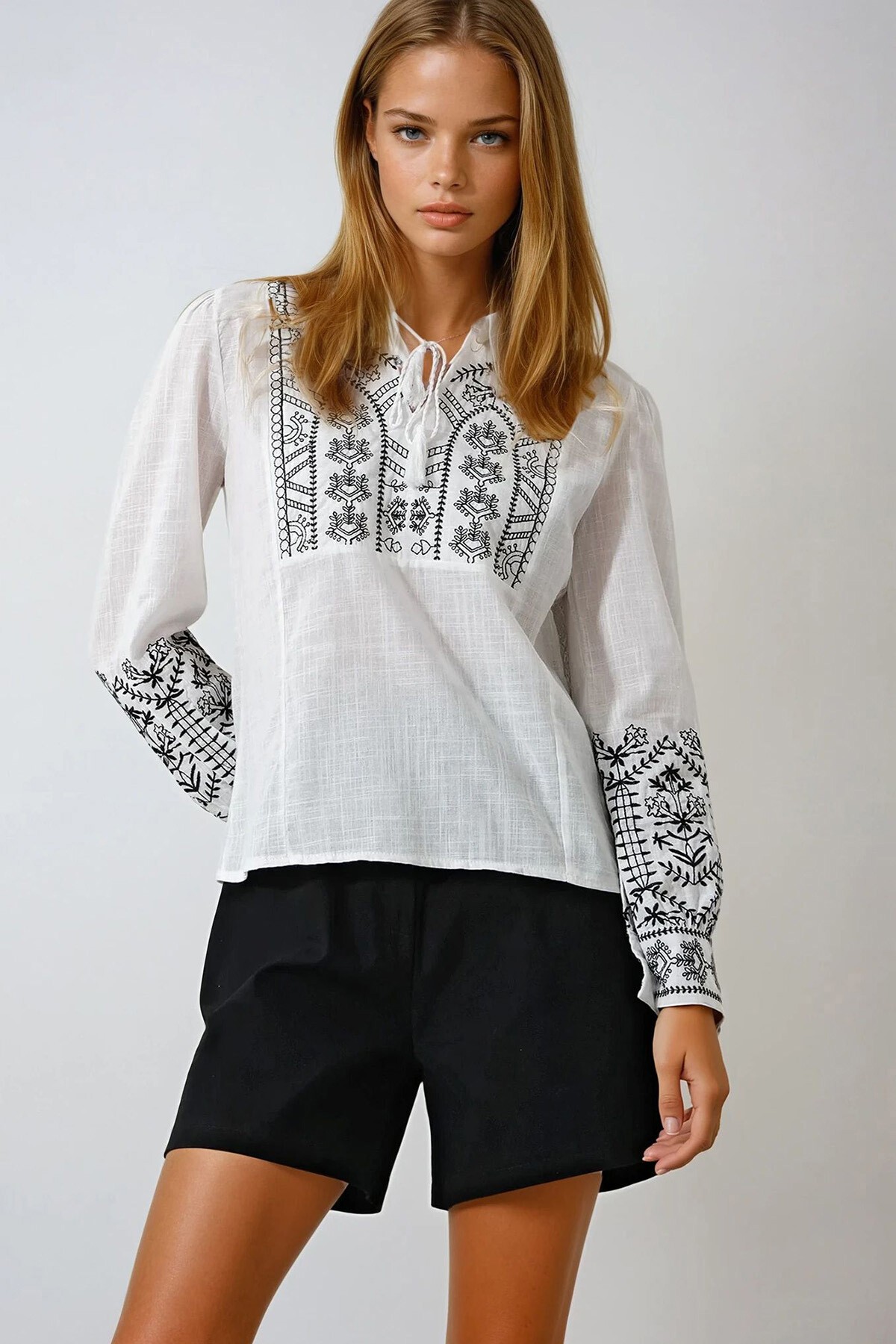 Beyaz Hakim Yaka Püskül Detaylı Flamlı Keten Bluz