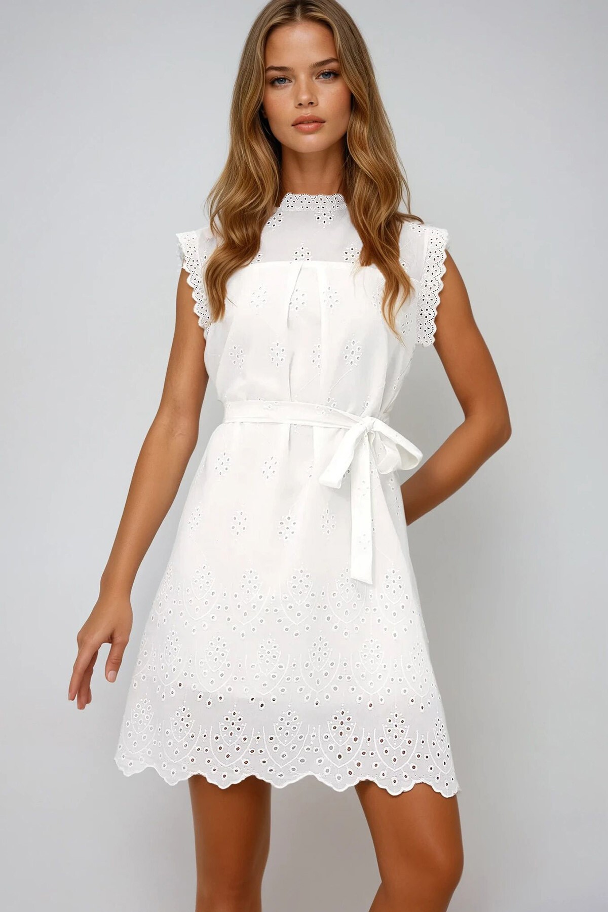 Beyaz Hakim Yaka Sıfır Kol Beli Kuşaklı Fisto Elbise