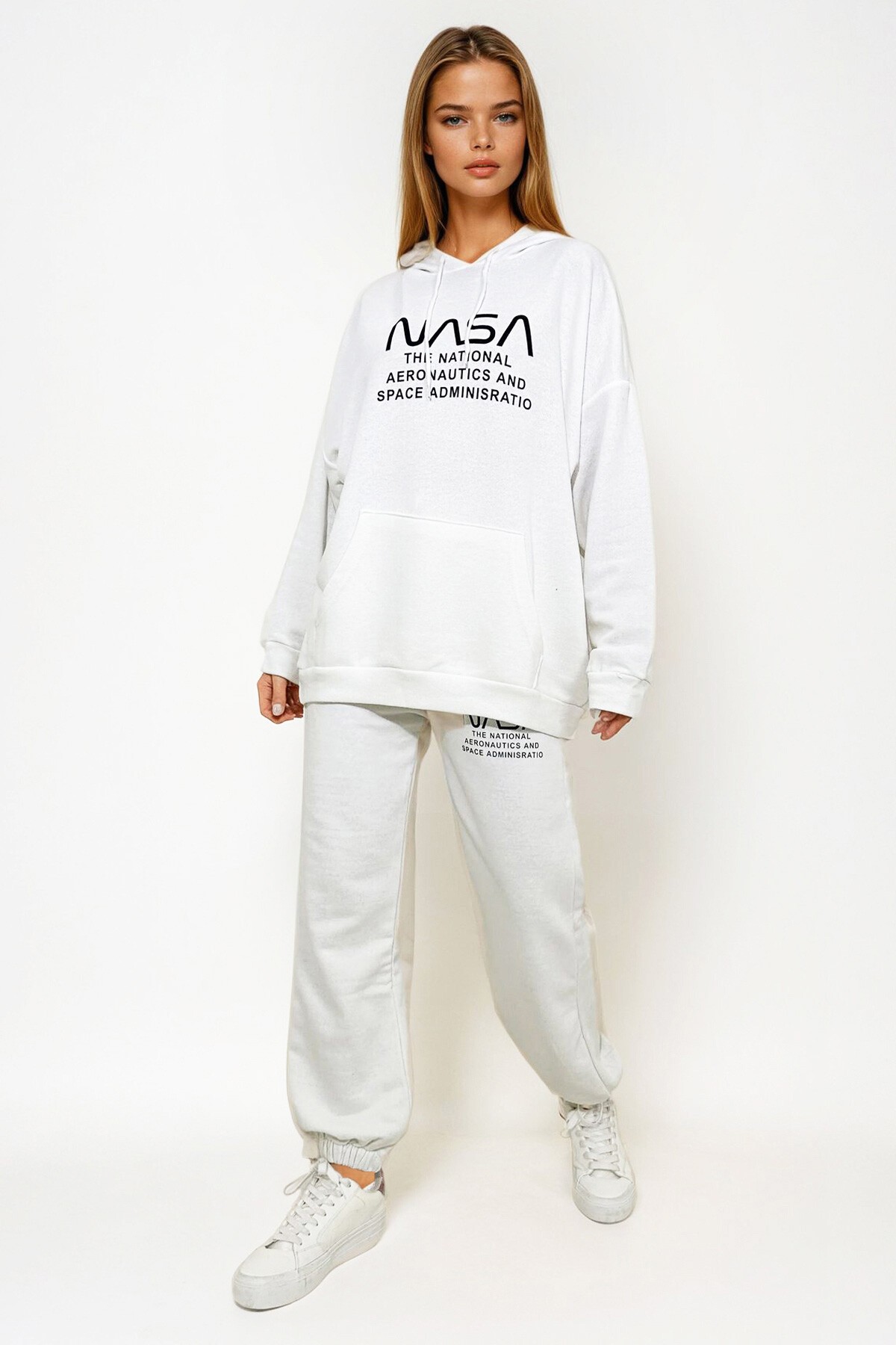 Beyaz Kapüşonlu Kendinden Dokulu Kışlık Baskılı Eşofman Takımı