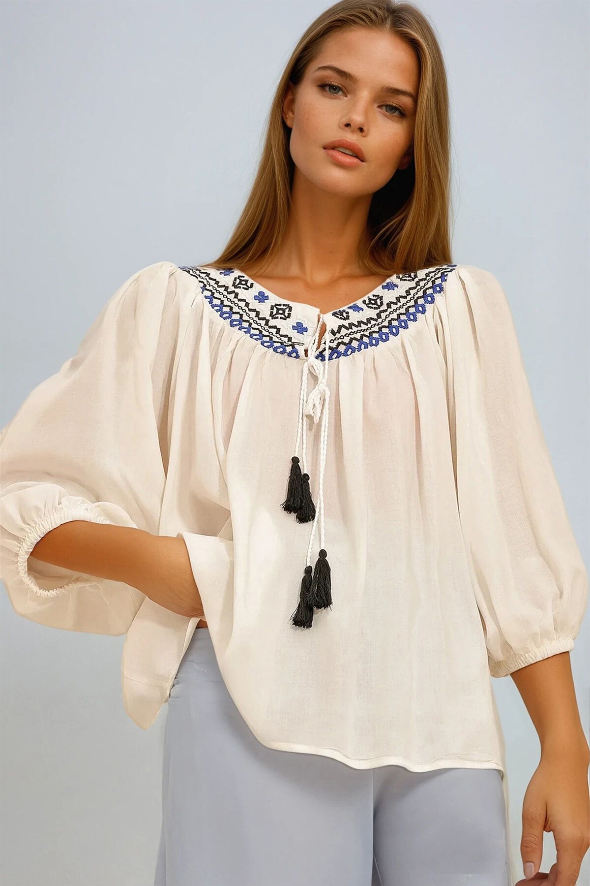 Beyaz Kayık Yaka Bağcıklı Nakışlı Dokuma Bluz