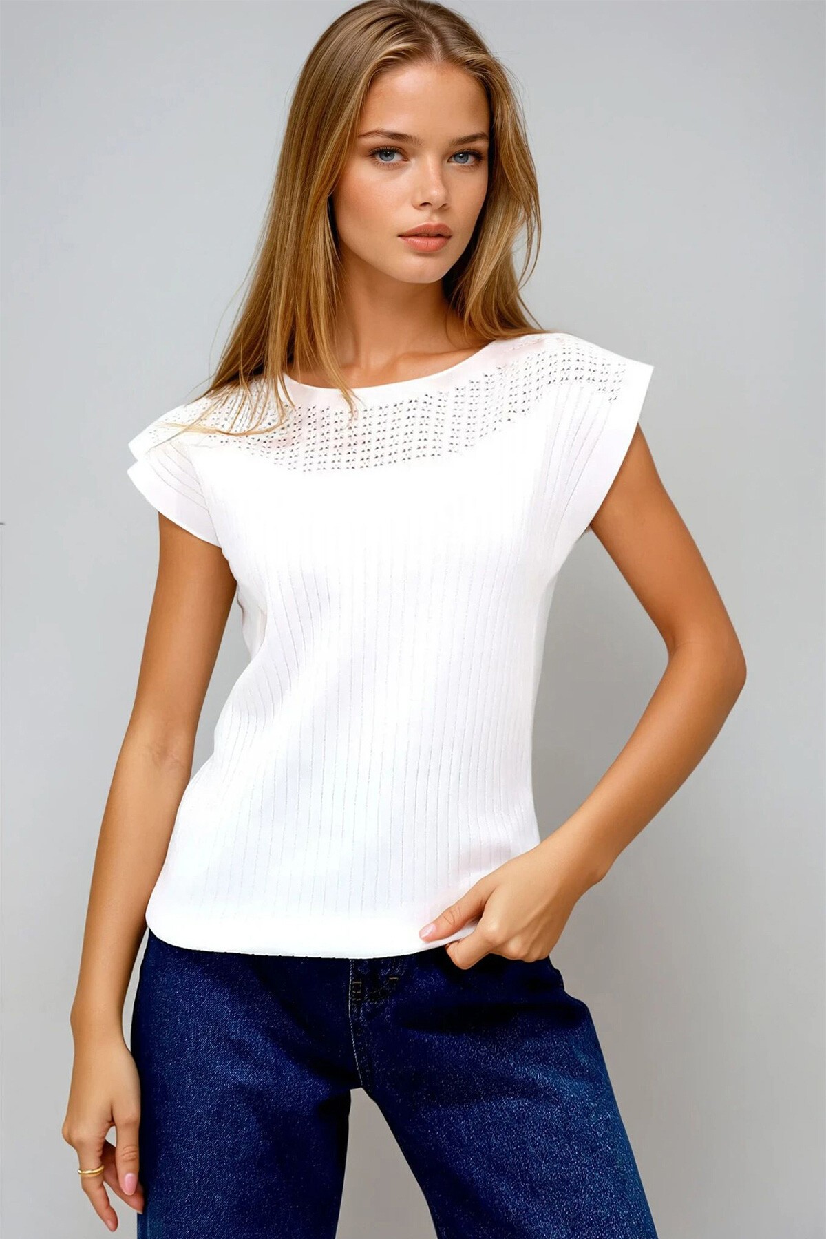Beyaz Kayık Yaka Omuzları Delik Ajurlu Kolsuz Triko Bluz