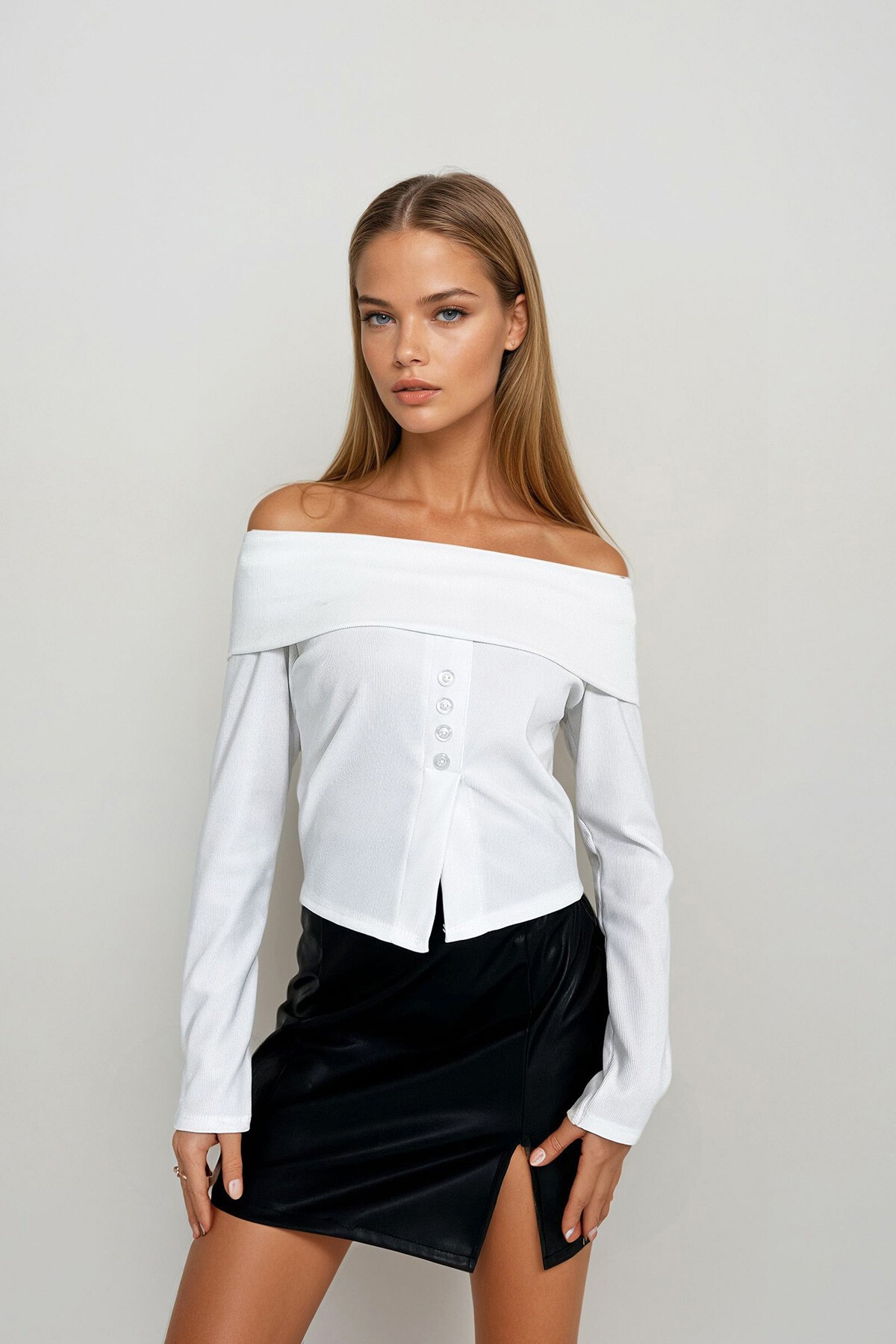 Beyaz Madonna Yaka Önü Düğmeli Bluz