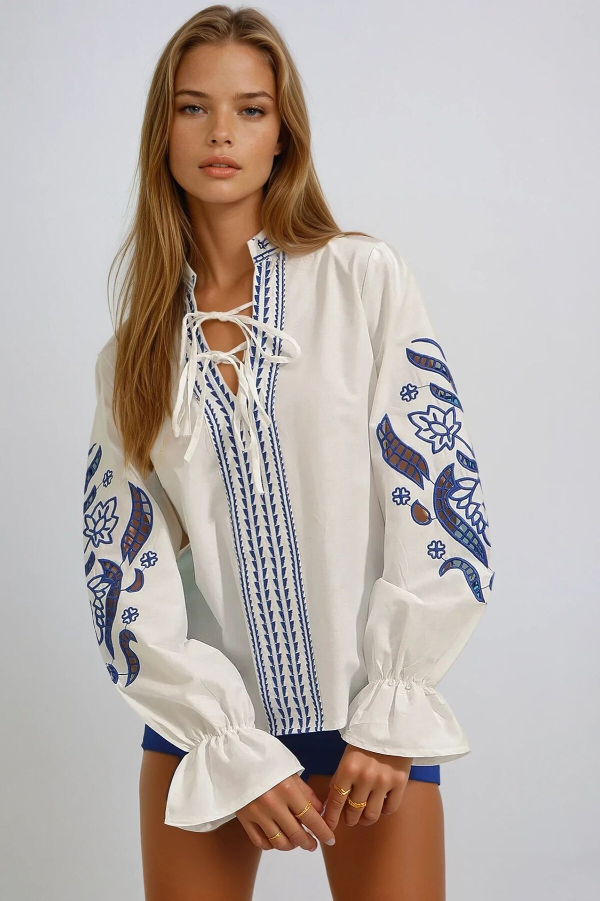 Beyaz Nakış İşlemeli Önü Bağcıklı Kolları Lazer Kesim Poplin Dokuma Bluz