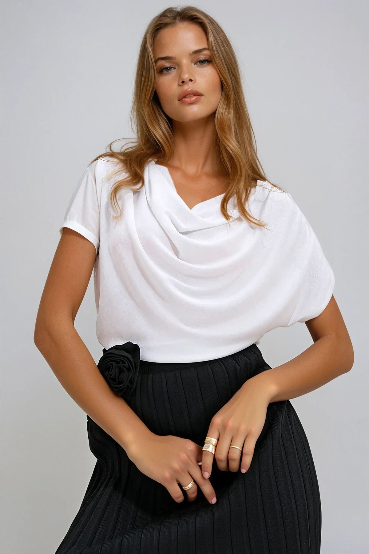 Beyaz Omuzu Ve Yanı Drapeli Dageje Yaka Buzzy Bluz