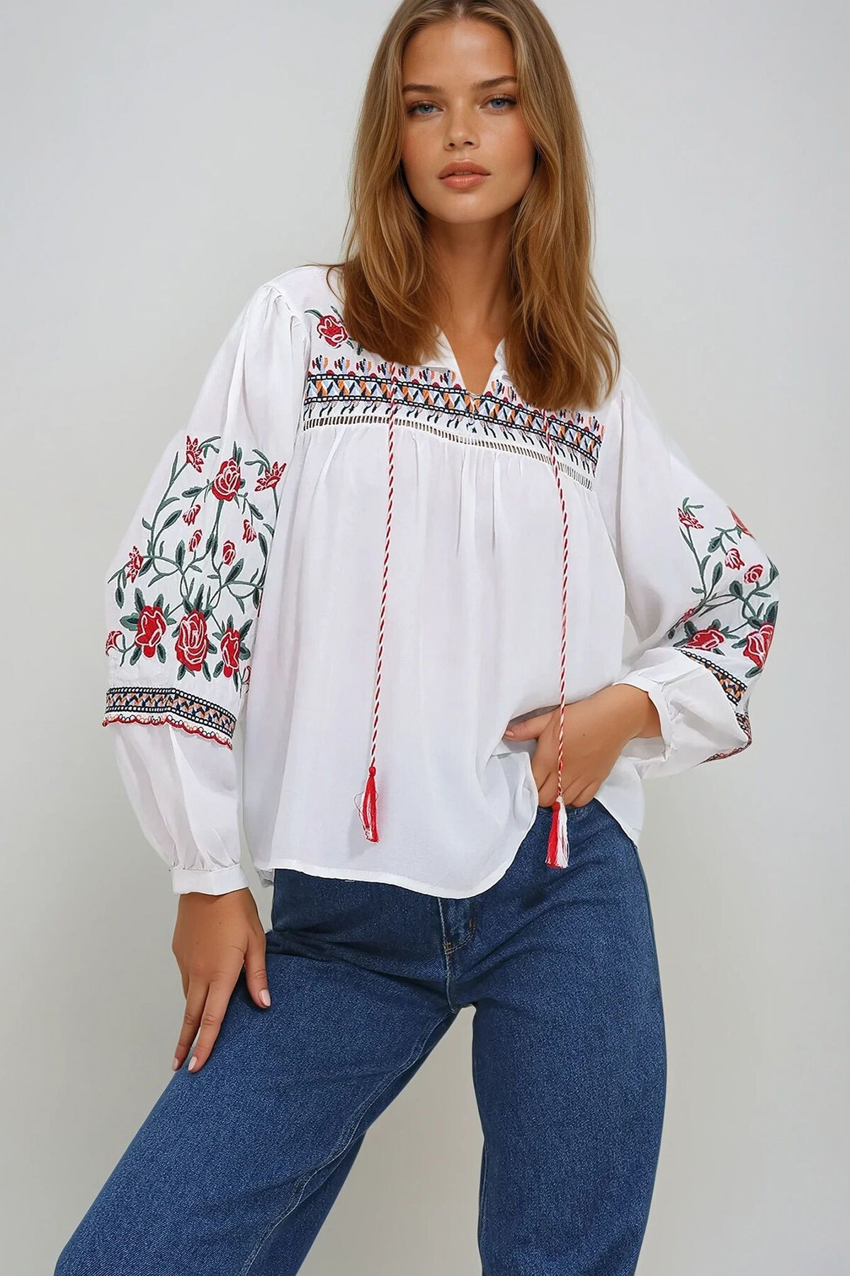 Beyaz Roba Ve Kol Nakışlı Bluz