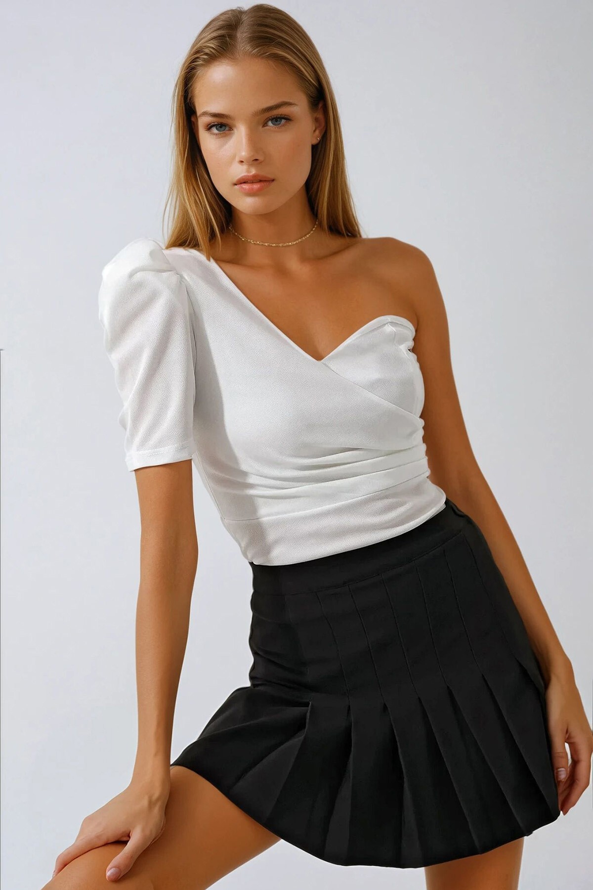 Beyaz Tek Omuz Detaylı Bluz