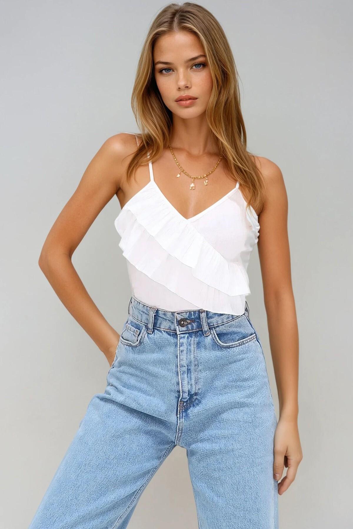 Beyaz V Yaka Ayarlanabilir Askılı Önü Fırfırlı Örme Bluz