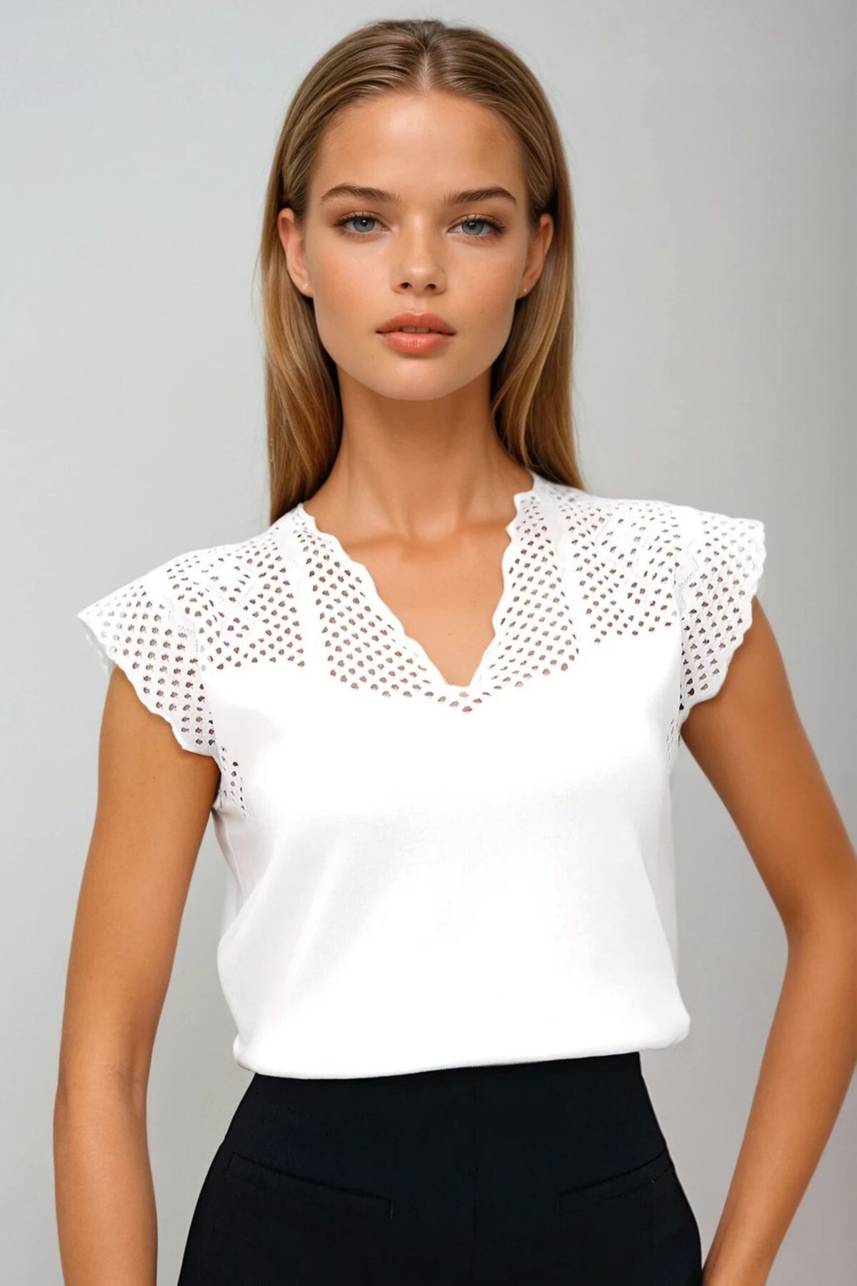Beyaz V Yaka Delik Ajurlu Mevsimlik Triko Bluz