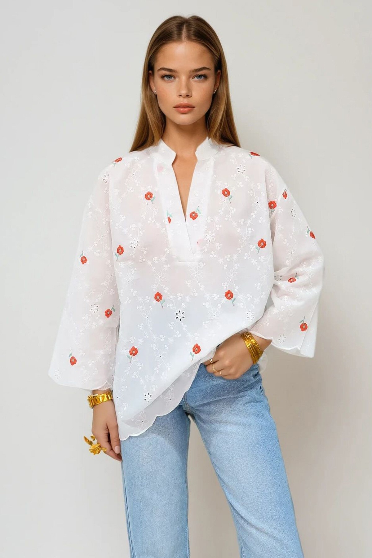 Beyaz V Yaka Fisto Ve Nakış İşlemeli Rahat Kesim Dokuma Bluz