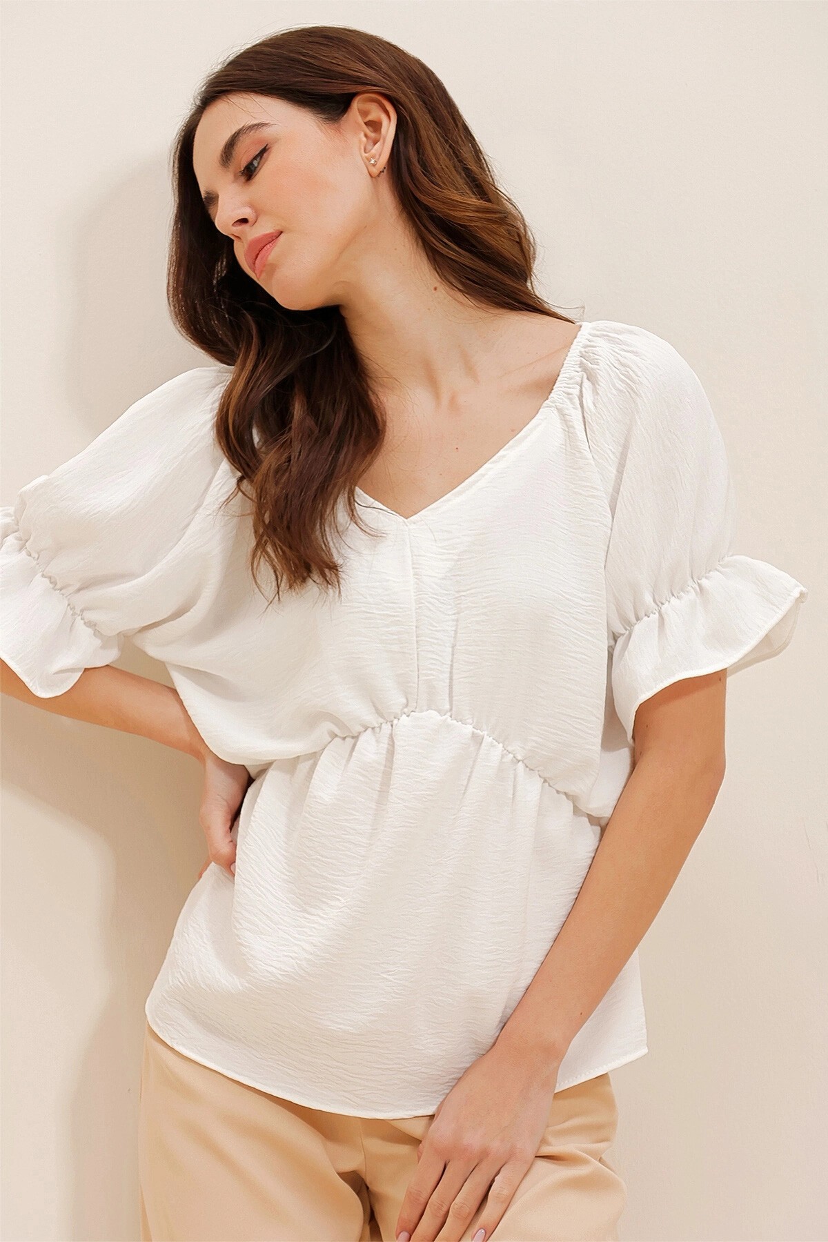 Beyaz V Yaka Kolları Volanlı Aerobin Bluz