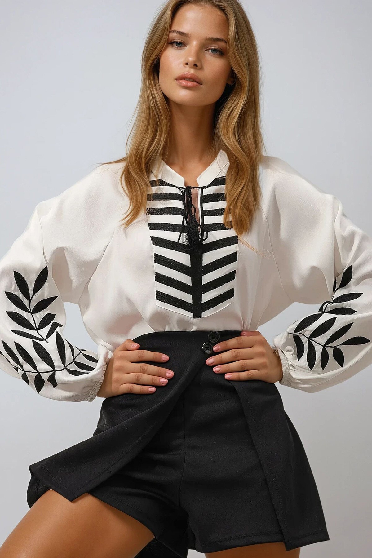 Beyaz V Yaka Önden Bağlamalı Kolları Nakışlı Kontrast Geçişli Oversize Bluz